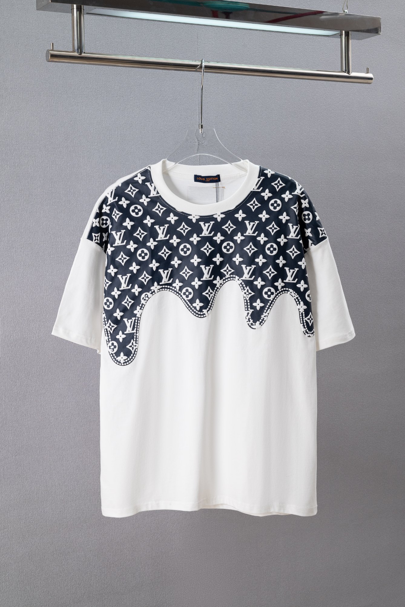 P75 Nº de modelo: (Q174) LOUIS VUITTON/LV 2025 nuevo clásico con estampado de monograma, hombros con nubes, manga corta…