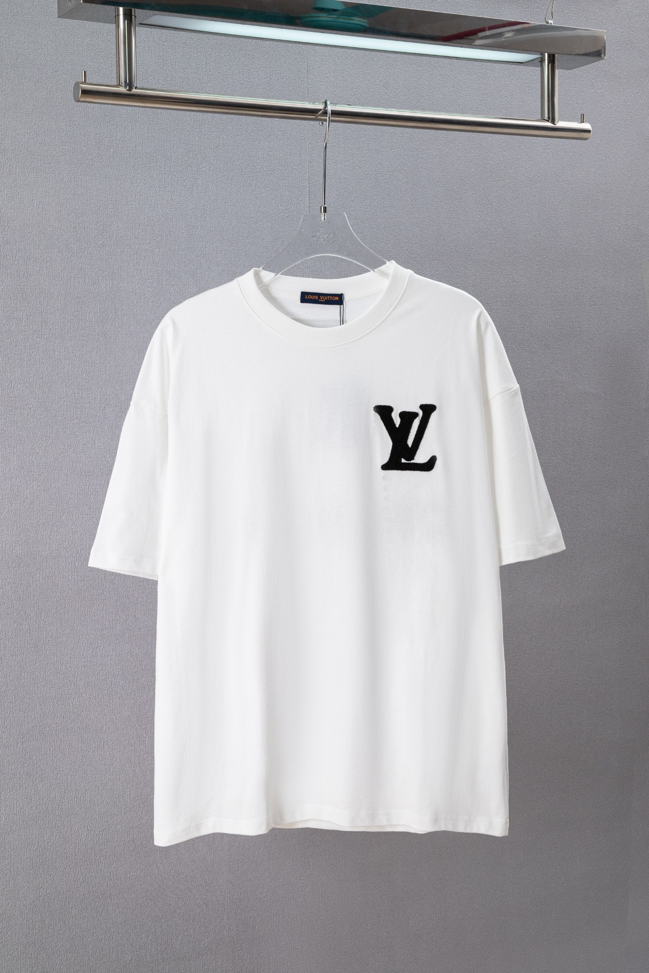 P80 N.º de modelo: (Q176) LOUIS VUITTON/LV Camiseta de cuello redondo de manga corta con parche bordado de logotipo clá…