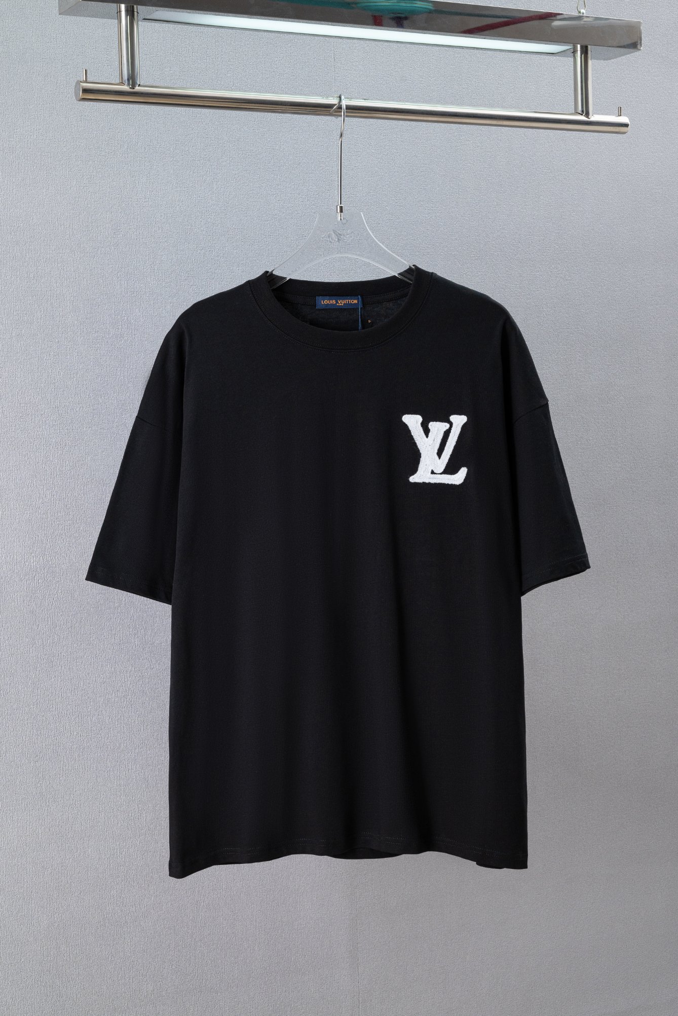 P80 N.º de modelo: (Q175) LOUIS VUITTON/LV Camiseta de cuello redondo de manga corta con parche bordado de logotipo clá…