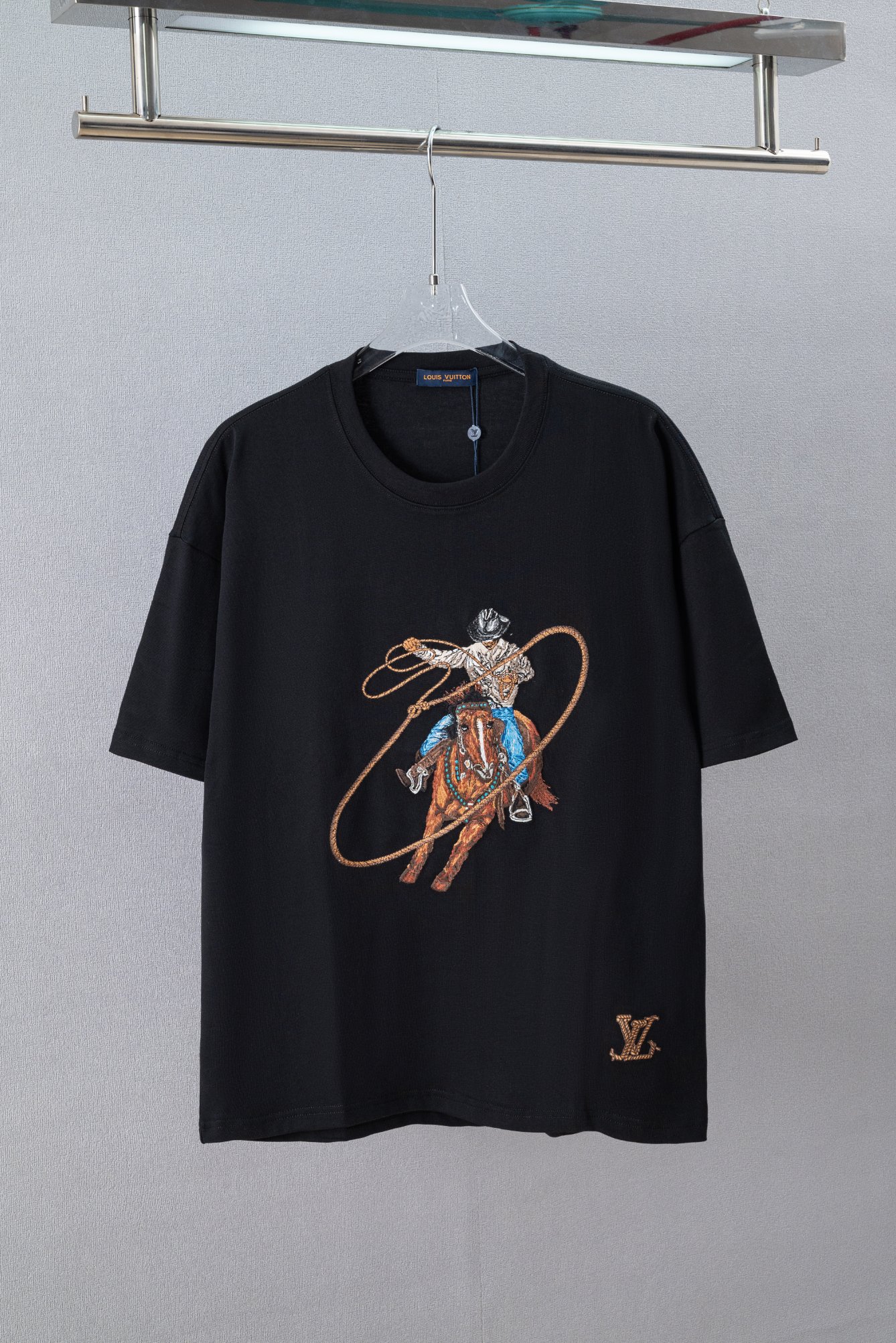 P85 N.º de modelo: (Q208) LOUIS VUITTON/LV 25ss Camiseta de manga corta con cuello redondo y bordado completo de vaquer…