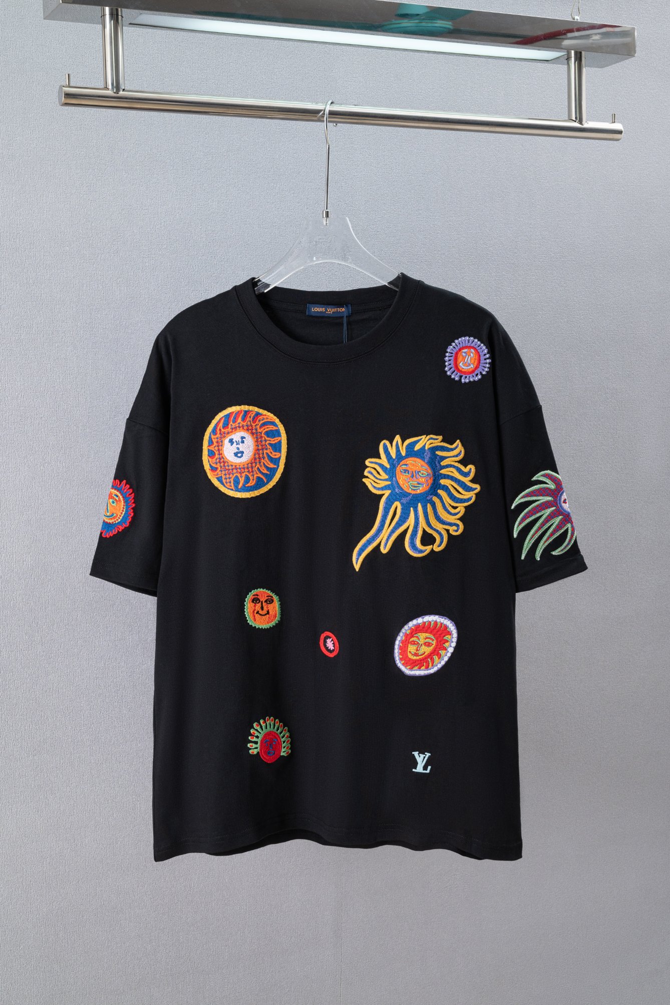 P85 N.º de modelo: (Q209) LouisVuitton Louis Vuitton x Yayoi Kusama Camiseta de punto de manga corta con bordado pesado…