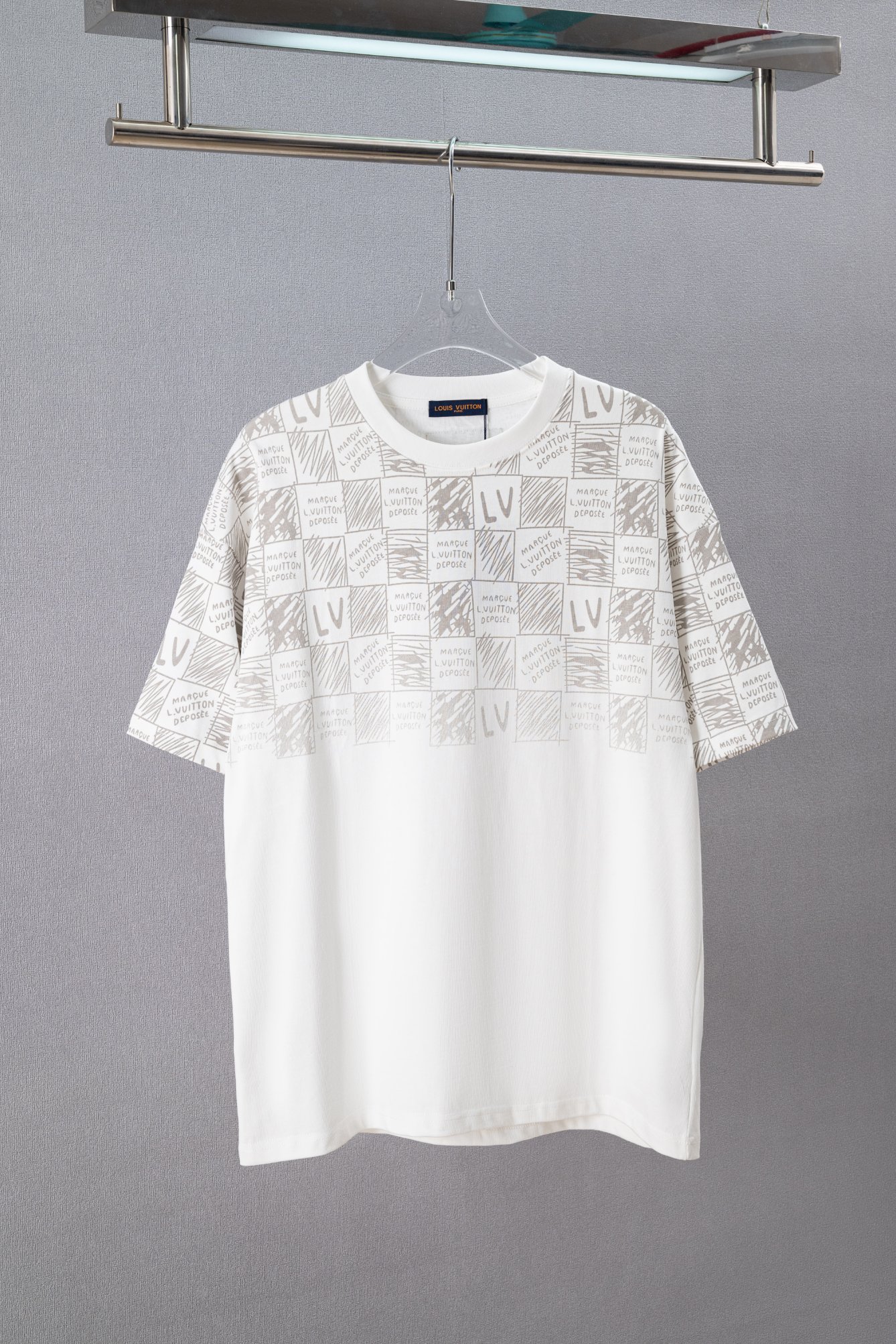 P80 N.º de modelo: (Q180) Camiseta de cuello redondo de manga corta LOUIS VUITTON/LV 2025 nuevo modelo con estampado cl…