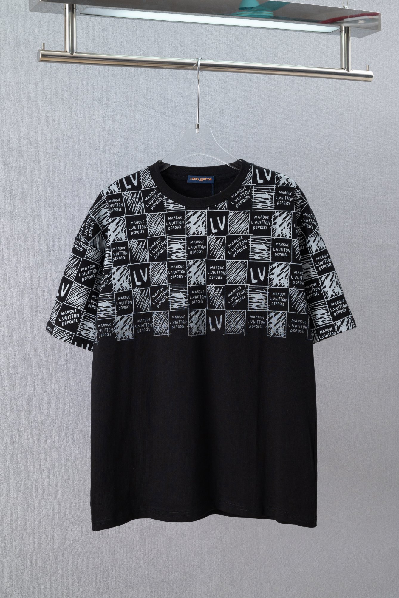 P80 N.º de modelo: (Q181) Camiseta de cuello redondo de manga corta LOUIS VUITTON/LV 2026 nuevo modelo con estampado cl…