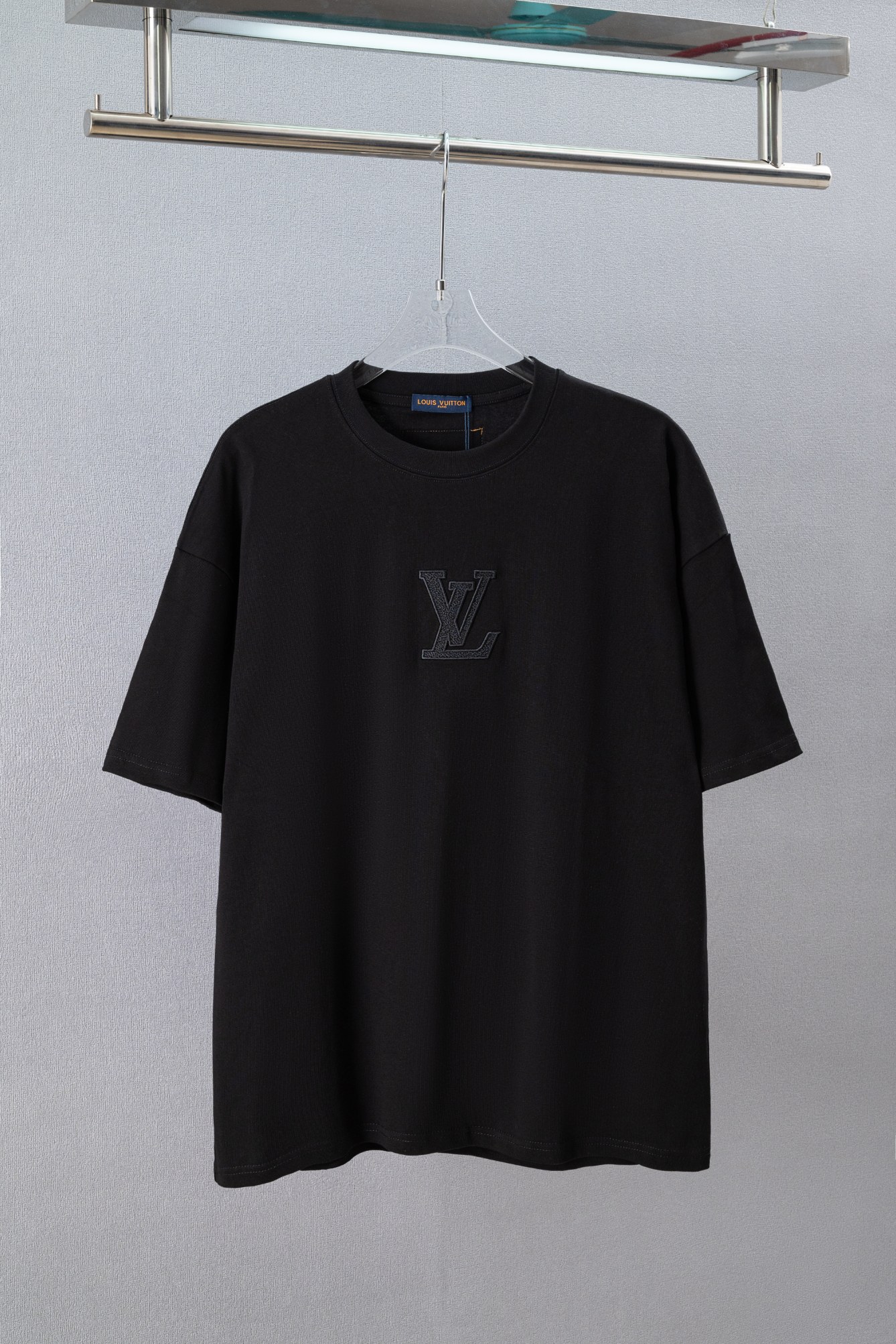P85 N.º de modelo: (Q220) LOUIS VUITTON/LV Camiseta de cuello redondo de manga corta con bordado de logotipo clásico de…