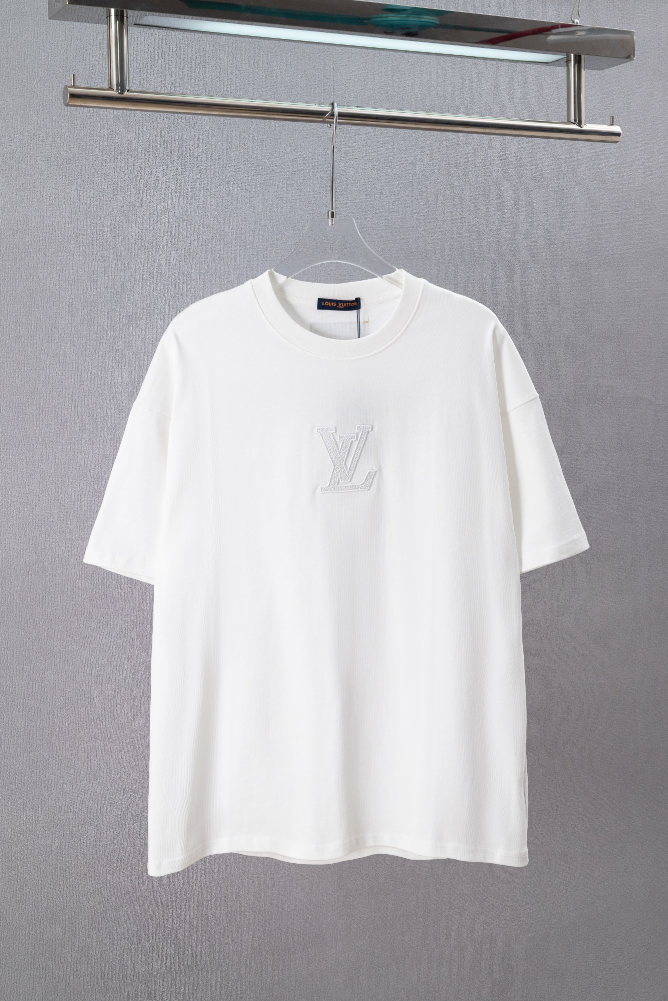 P85 N.º de modelo: (Q221) LOUIS VUITTON/LV Camiseta de cuello redondo de manga corta con bordado de logotipo clásico de…