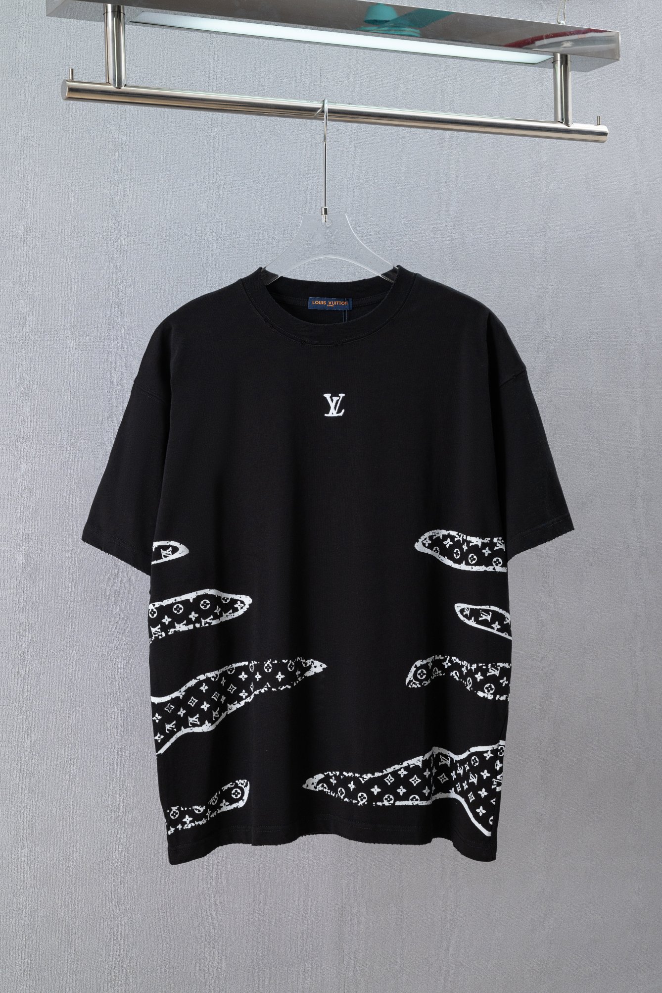 P95 N.º de modelo: (Q215) Louis Vuitton & LV 26ss Camiseta de manga corta con cuello redondo y estampado de nubes auspi…
