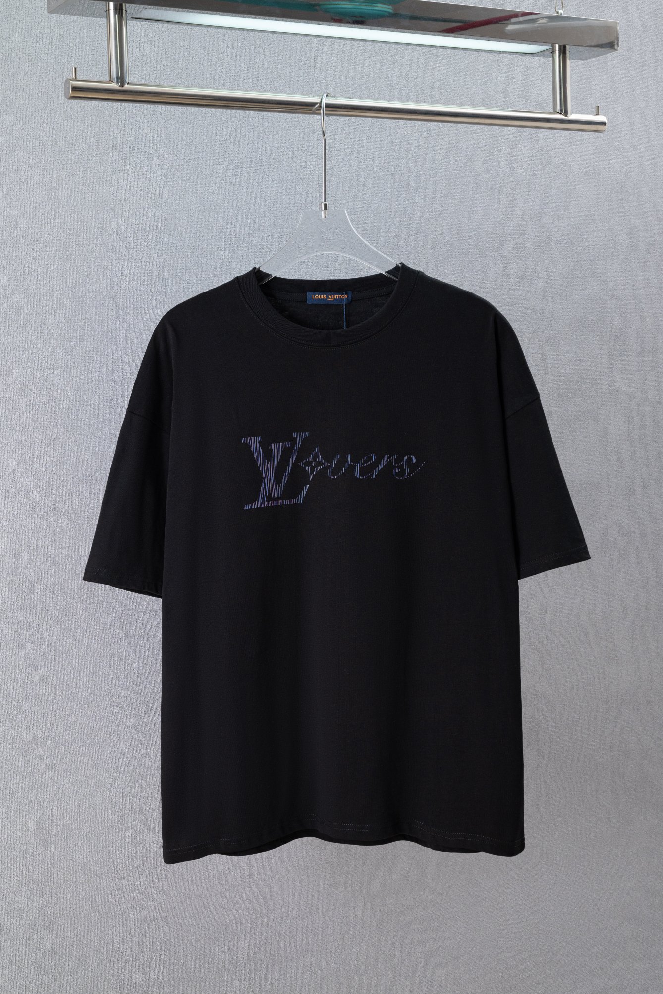 P75 N.º de modelo: (Q216) Camiseta de manga corta con cuello redondo de Louis Vuitton/LV 26ss con estampado vertical de…