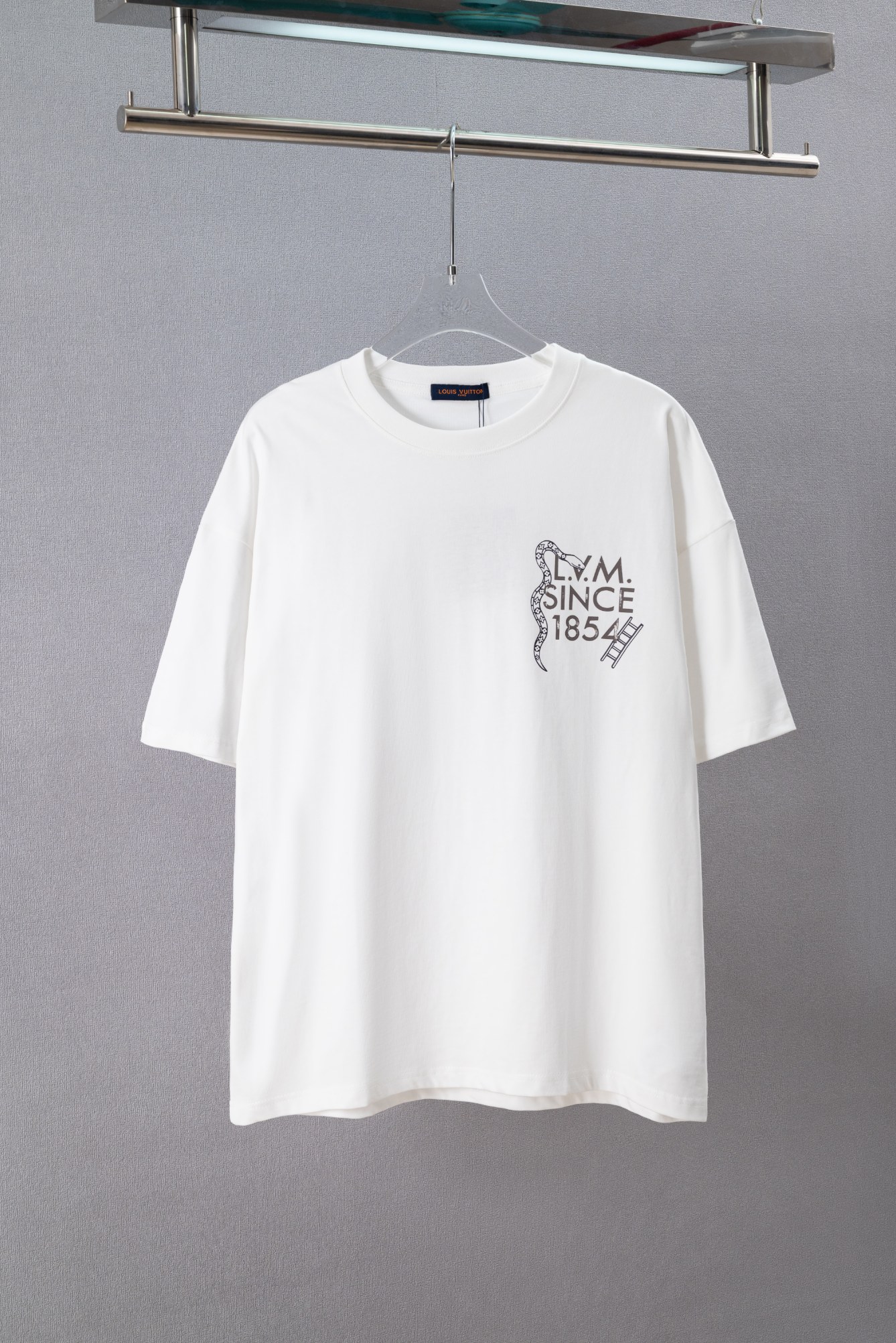 P75 N.º de modelo: (Q217) Louis Vuitton 26ss LV edición limitada camiseta de cuello redondo de manga corta con estampad…