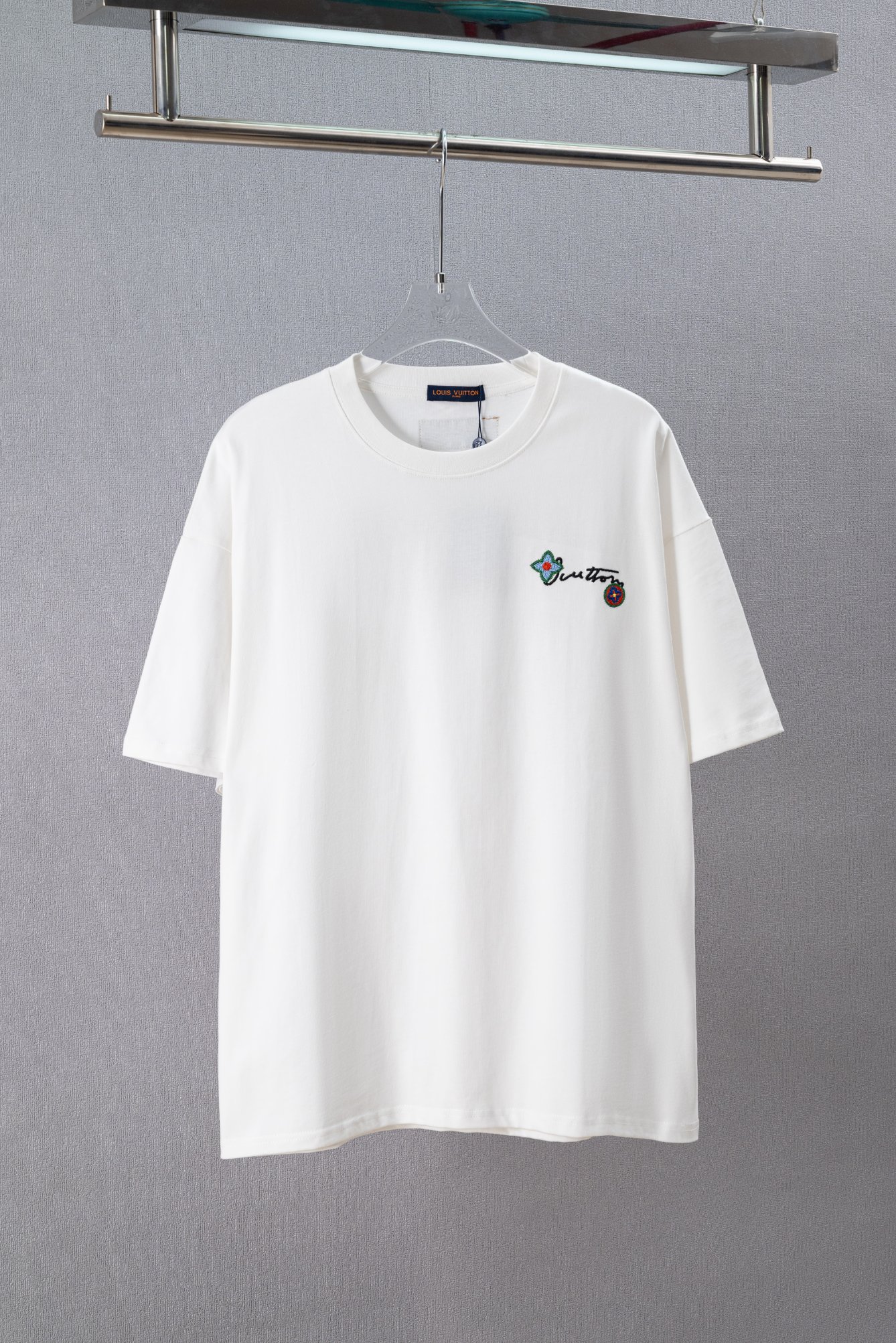 P80 N.º de modelo: (Q212) LOUIS VUITTON/LV 25ss Camiseta de manga corta con cuello redondo y bordado floral y de letras…