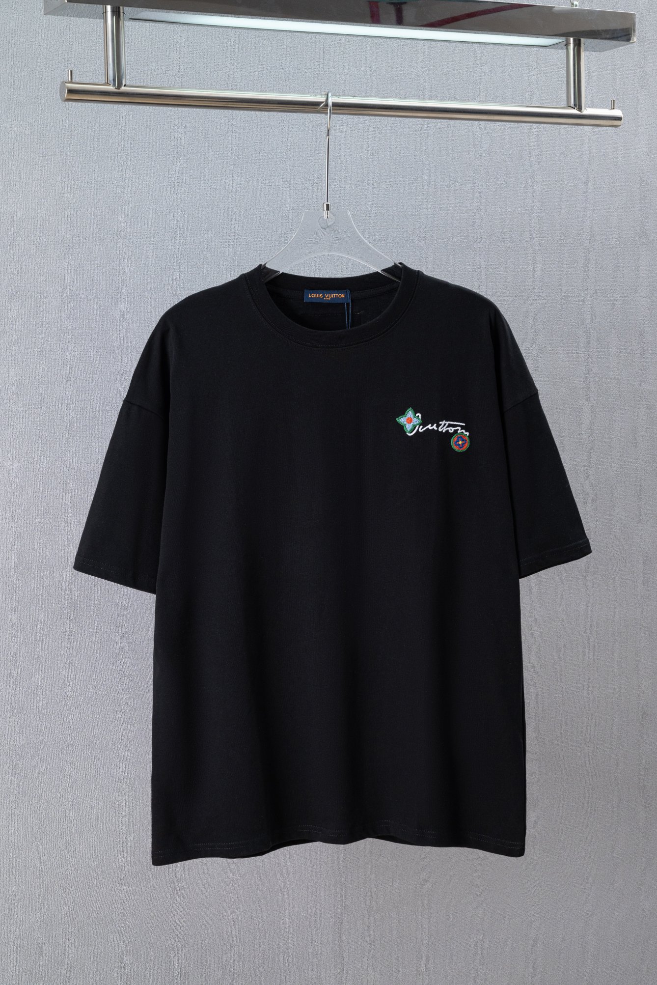 P80 N.º de modelo: (Q213) Camiseta de cuello redondo de manga corta LOUIS VUITTON/LV 25ss con bordado floral y letras e…