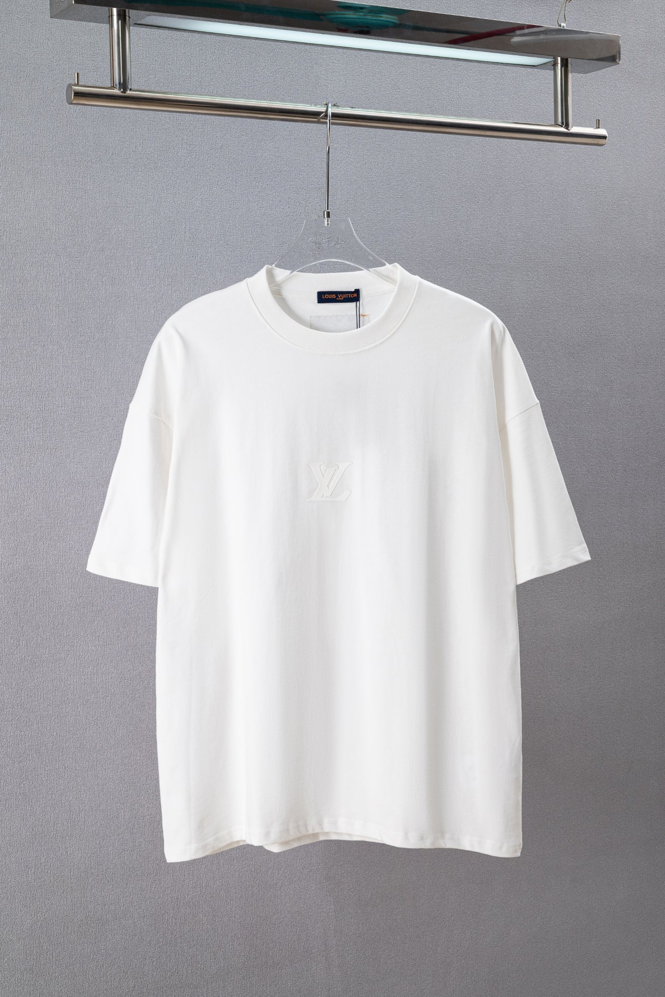 P80 N.º de modelo: (Q222) LOUIS VUITTON/LV Camiseta de cuello redondo de manga corta con logotipo clásico en relieve de…