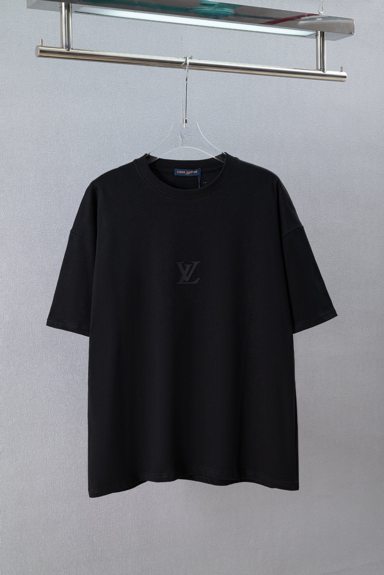P80 N.º de modelo: (Q223) LOUIS VUITTON/LV Camiseta de cuello redondo de manga corta con logotipo clásico en relieve de…