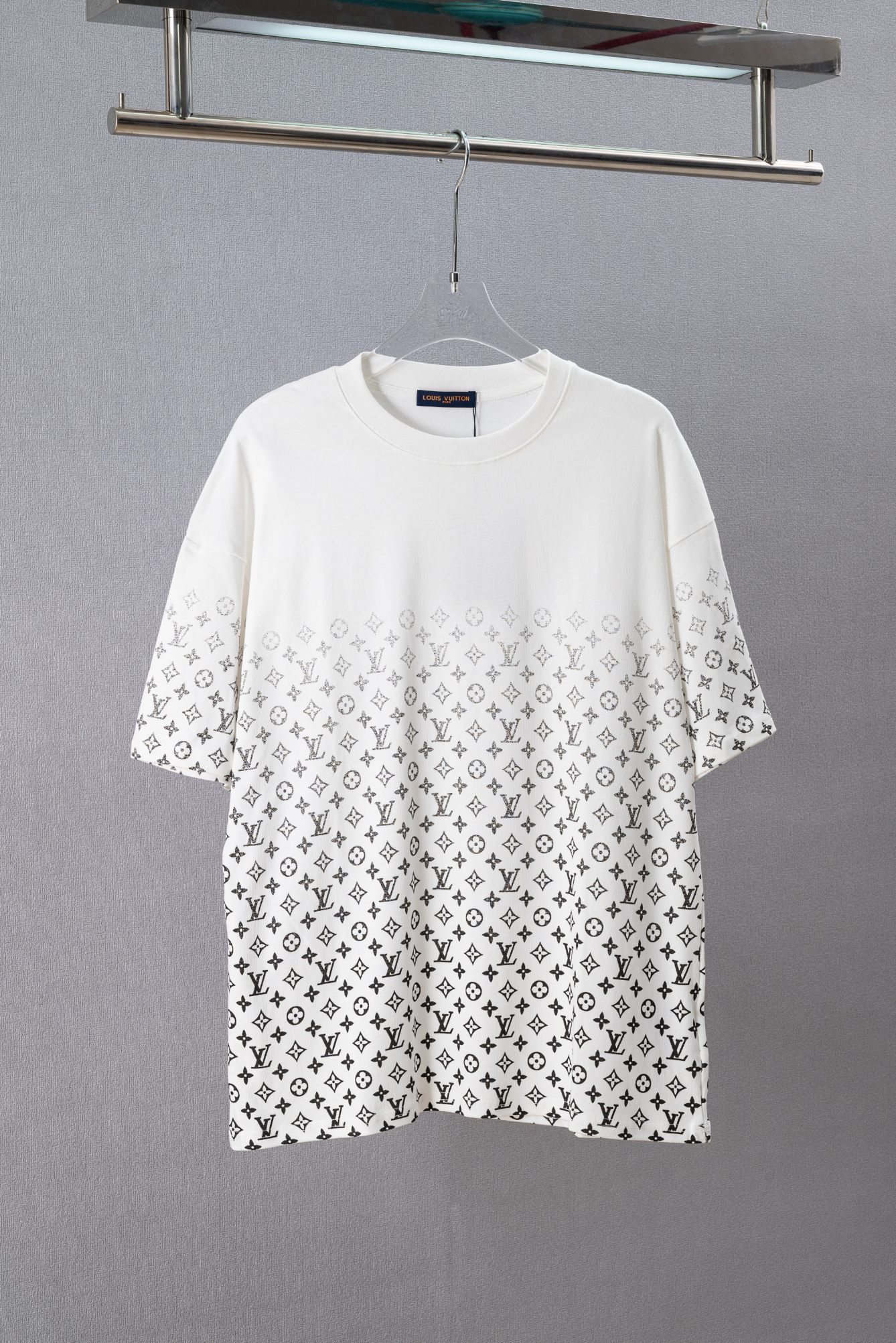 P75 N.º de modelo: (Q184) LOUIS VUITTON/LV Camiseta de cuello redondo de manga corta con estampado degradado de logotip…