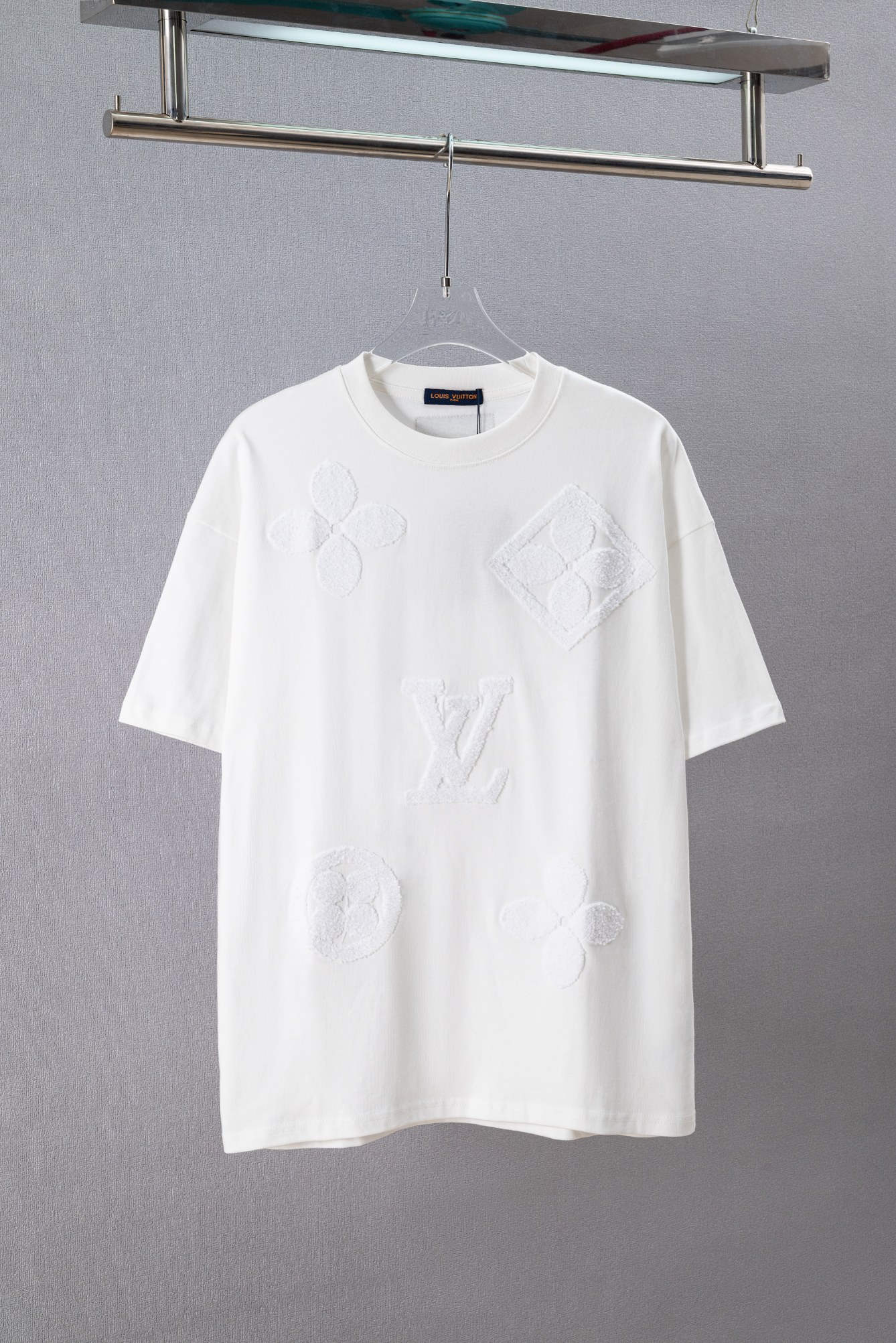 P80 N.º de modelo: (Q204) Camiseta de manga corta de punto Louis Vuitton con bordado de toalla y elementos clásicos de …