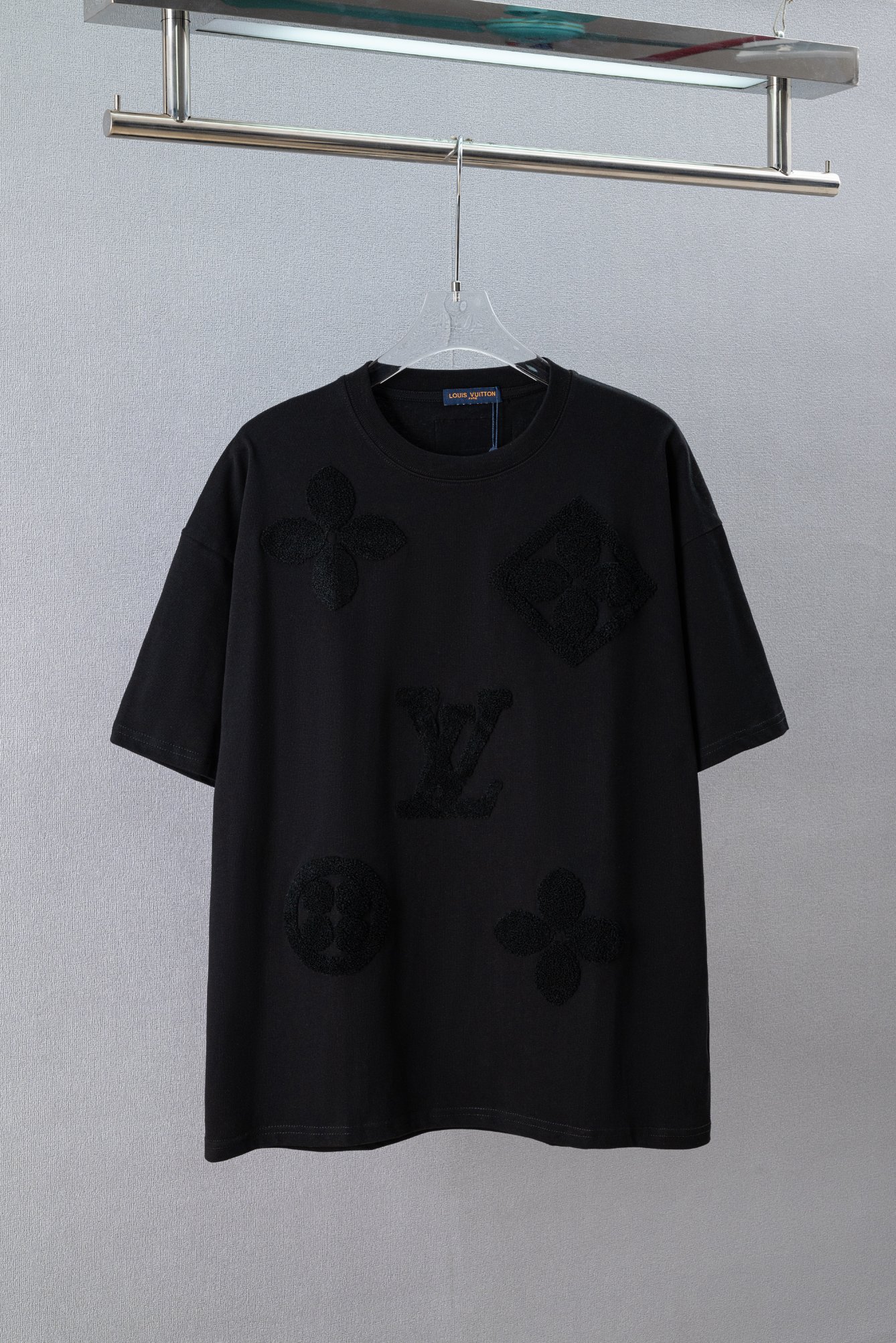 P80 N.º de modelo: (Q206) Camiseta de manga corta de punto Louis Vuitton con bordado de toalla y elementos clásicos de …