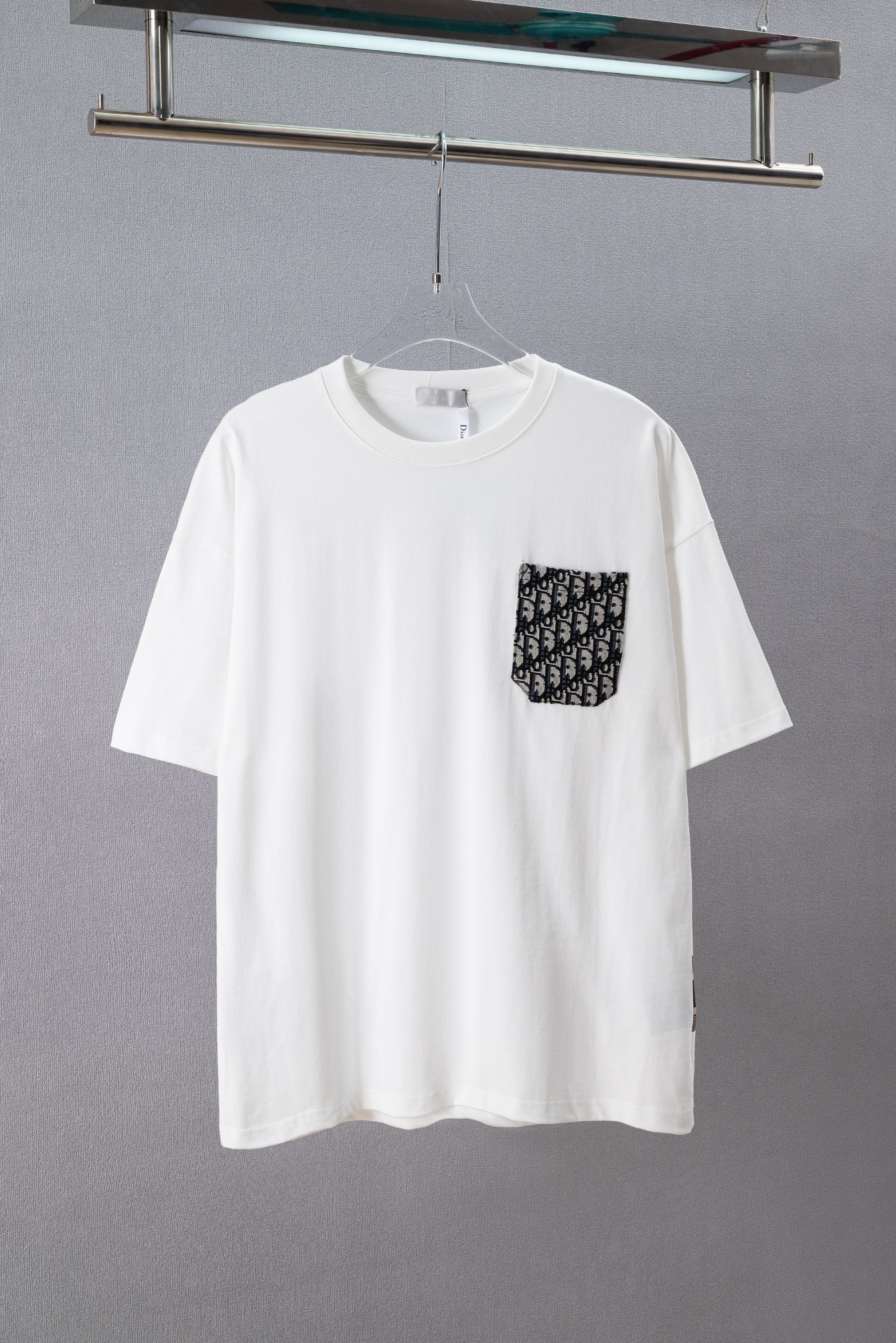 p90 Número de estilo: (Q201) Bolsillo de parche clásico Dior en jacquard en el pecho y camiseta de manga corta con esta…