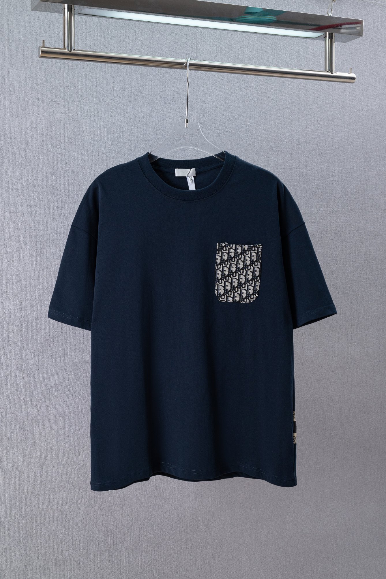 p90 Número de estilo: (Q185) Dior 2025 nueva camiseta clásica de manga corta con bolsillo de parche en el pecho y estam…