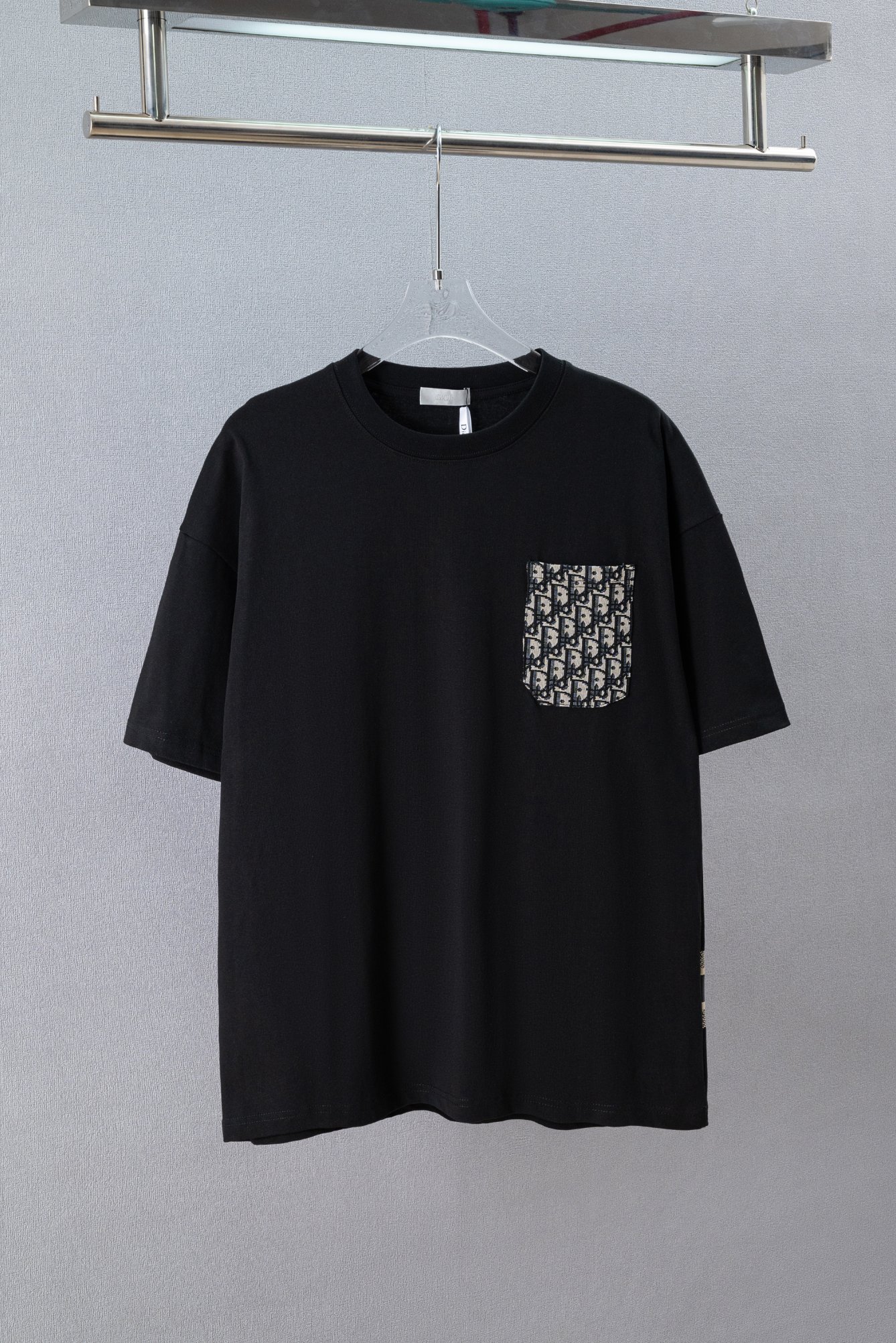 p90 Número de estilo: (Q202) Bolsillo de parche clásico Dior en jacquard en el pecho y camiseta de manga corta con esta…