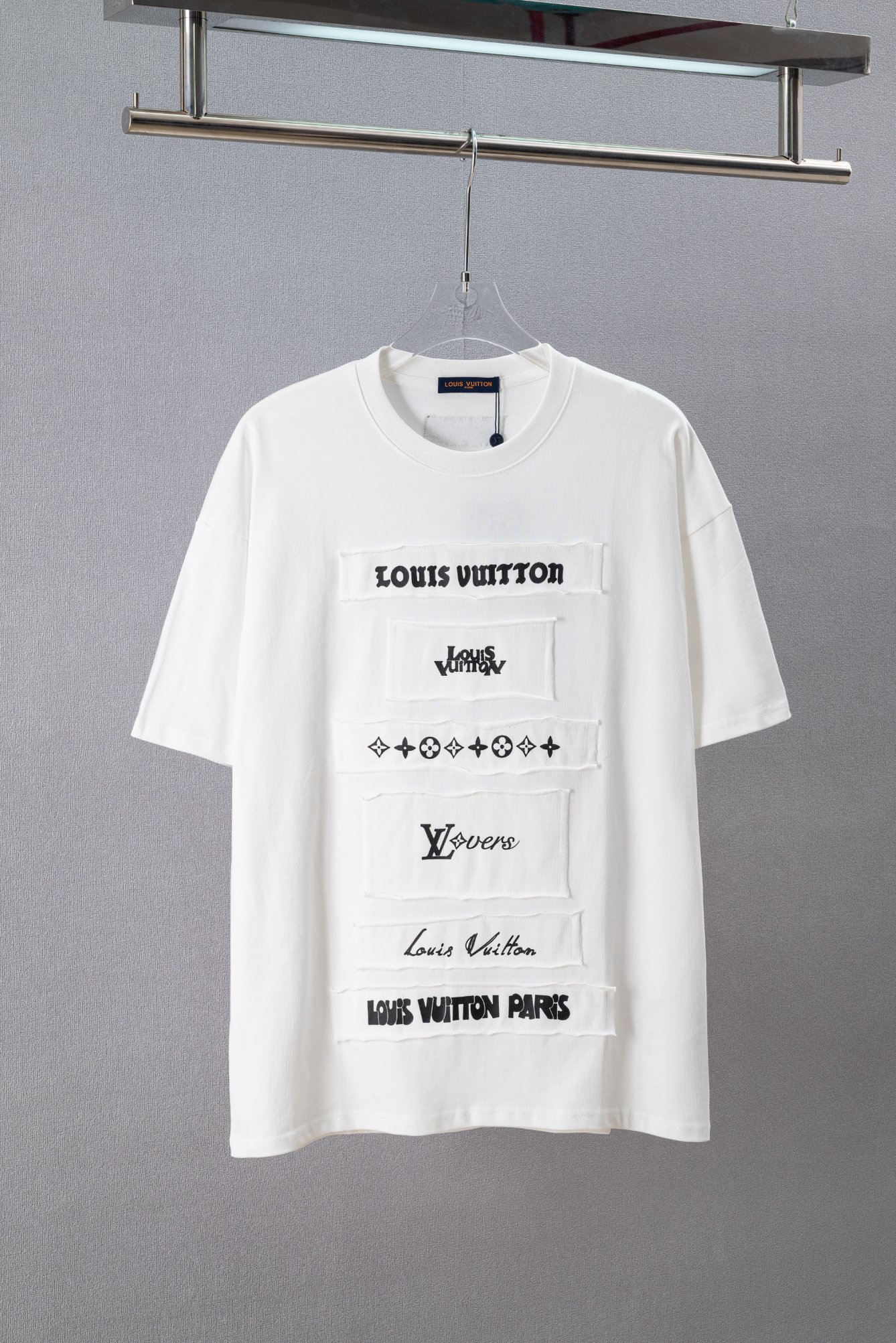 P85 N.º de modelo: (Q186) LOUIS VUITTON/LV SS24 Camiseta de manga corta con cuello redondo, estampado de parches, borda…