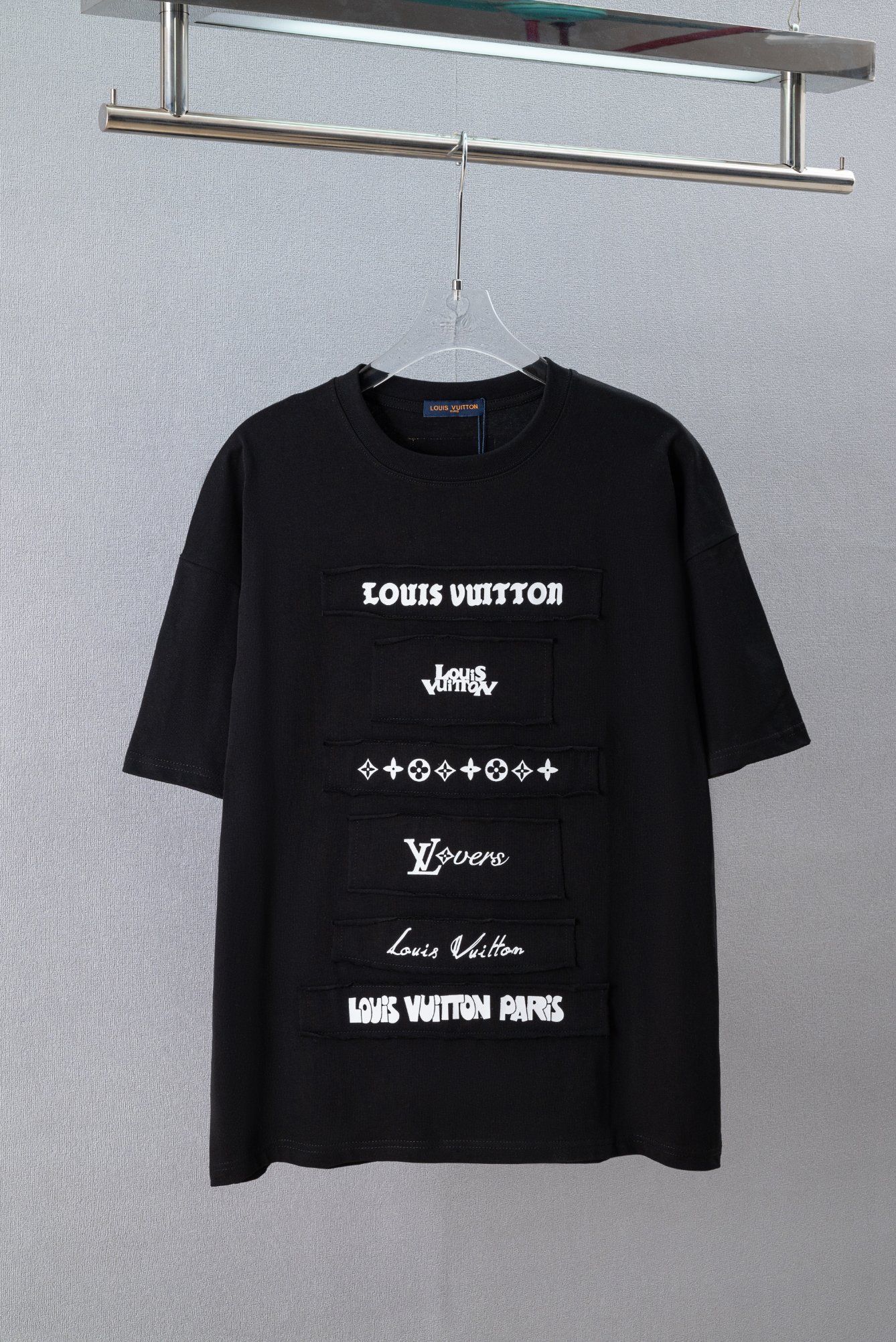 P85 N.º de modelo: (Q187) LOUIS VUITTON/LV SS24 Camiseta de manga corta con cuello redondo, estampado de parches, borda…