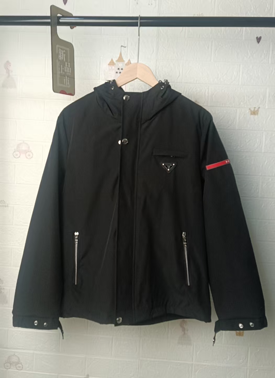 P270
普拉达双面尼龙混纺夹克 采用细格尼龙混纺面料 融合别致的双面设计 压花暗纹功能型里布 双拉链 原版进口刻字五金辅料配件 精细做工 线条流畅 工艺精致。
上身挺括有骨感。且具有易耐磨耐洗、不起球、不易产生静电、色牢度高等特性。具备良好防水防风性能;强度弹性纤维耐磨性高。
颜色:黑色
尺码:S码100-120斤,M码120-140斤,L码140-160斤,XL码160-180斤