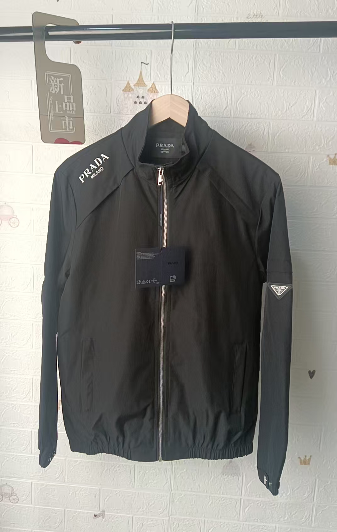 P270
PRADA普拉达立领夹克外套,春秋必备,时尚百搭,立领设计,品牌字母拉链,经典黑色和米白色两款可选。面料舒适,内里光滑,上身有型超帅气,适合多种场合
颜色:黑色
尺码:S码100-120斤,M码120-140斤,L码140-160斤,XL码160-180斤