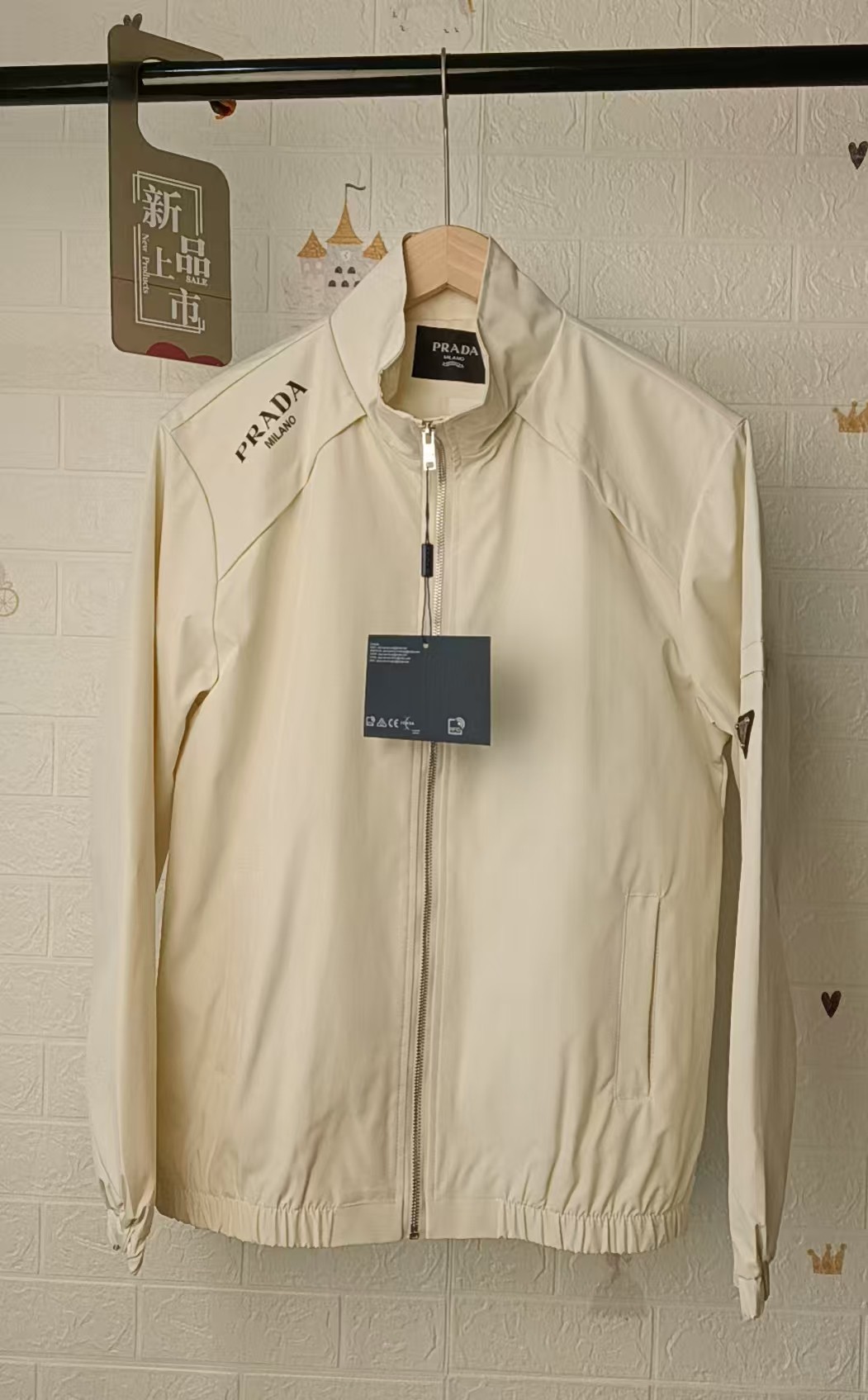 P270
PRADA普拉达立领夹克外套,春秋必备,时尚百搭,立领设计,品牌字母拉链,经典黑色和米白色两款可选。面料舒适,内里光滑,上身有型超帅气,适合多种场合
颜色:米白色
尺码:S码100-120斤,M码120-140斤,L码140-160斤,XL码160-180斤