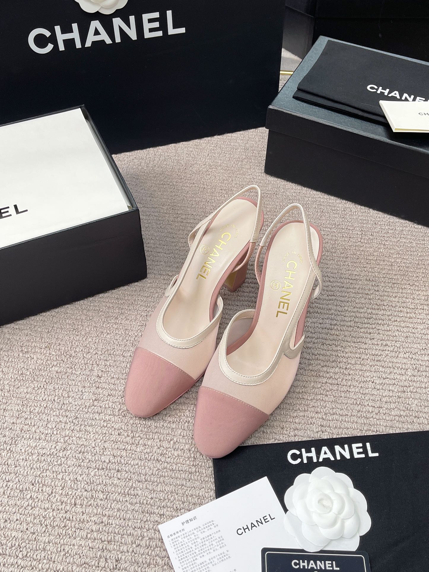 Босоножки женские розово-бежевые с ремешком Chanel