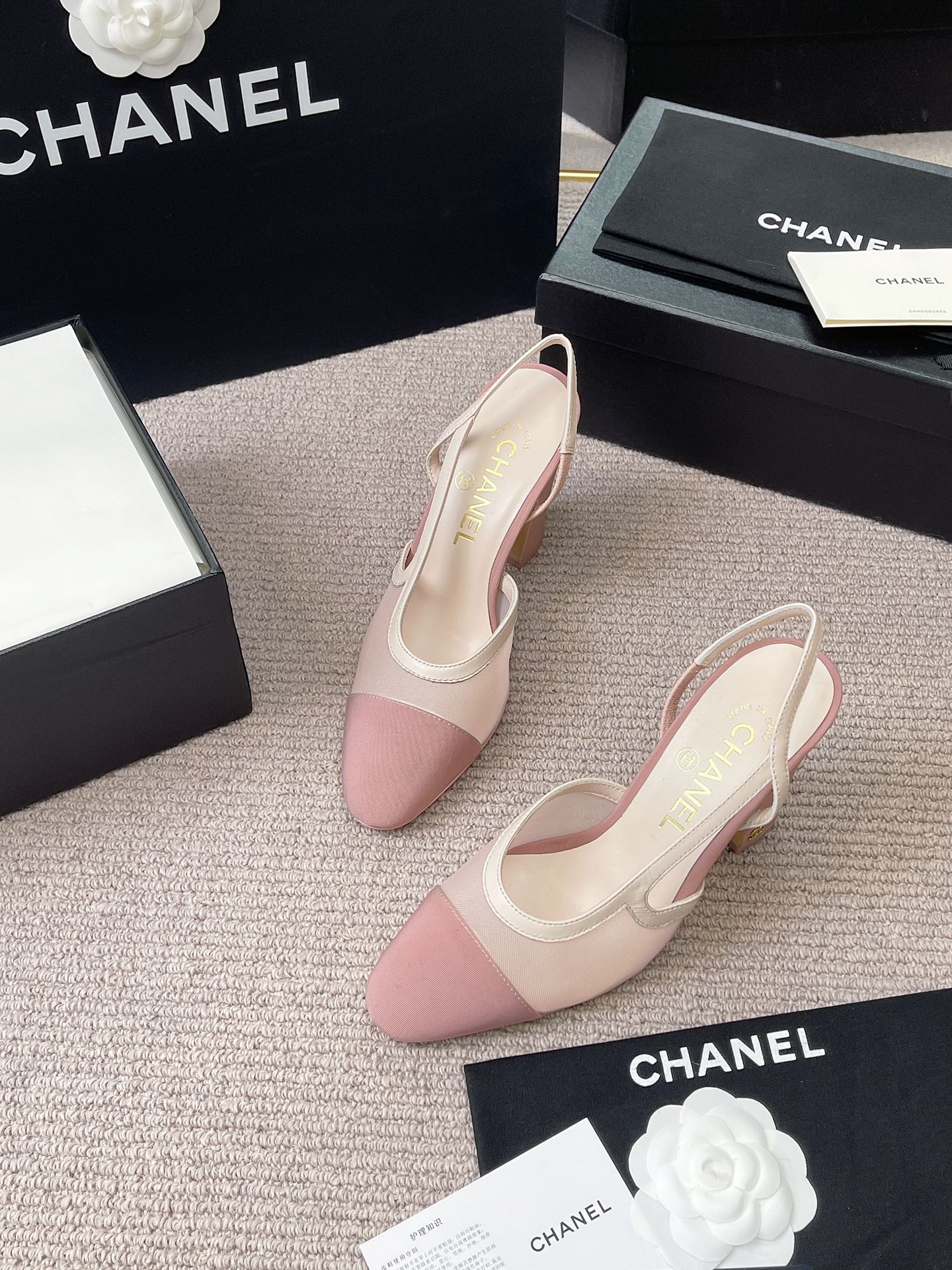 Босоножки женские розово-бежевые с ремешком Chanel