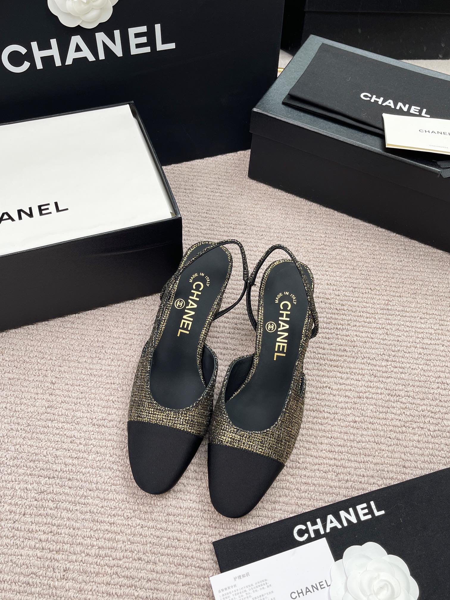 Женские босоножки Chanel черного и золотого цветов