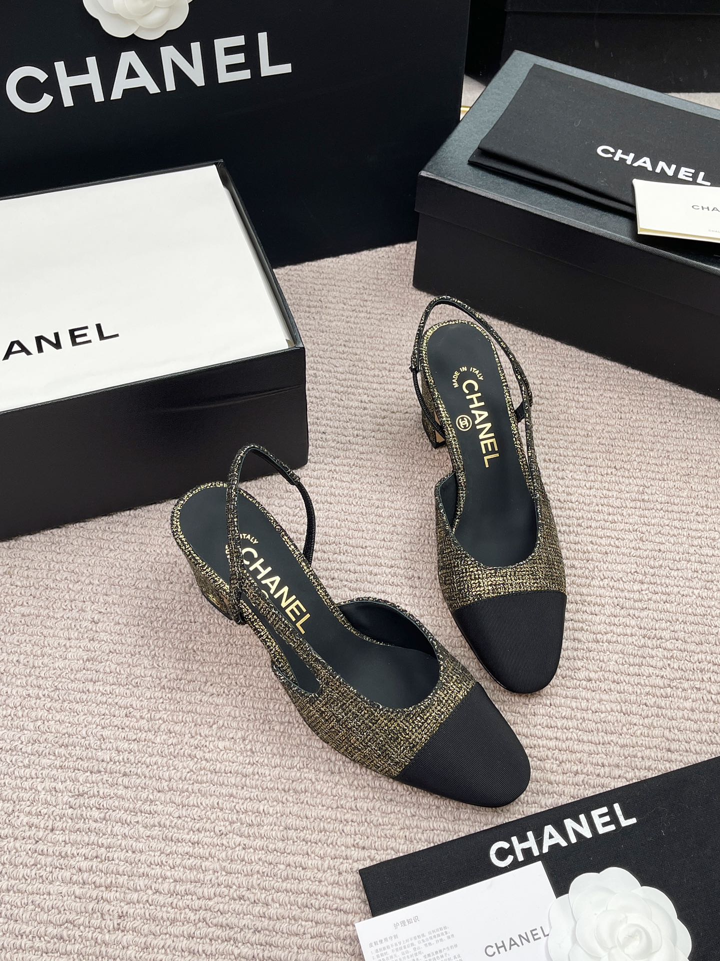 Женские босоножки Chanel черного и золотого цветов