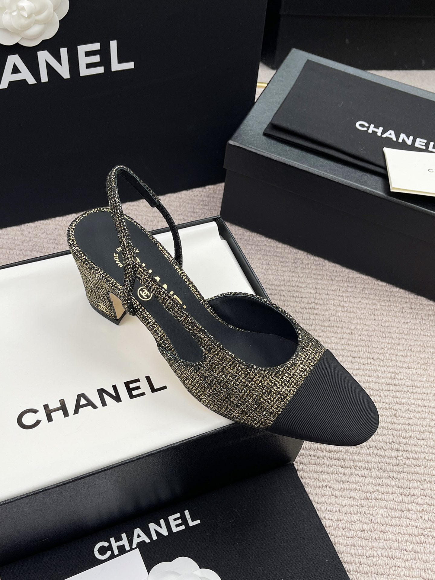 Женские босоножки Chanel черного и золотого цветов