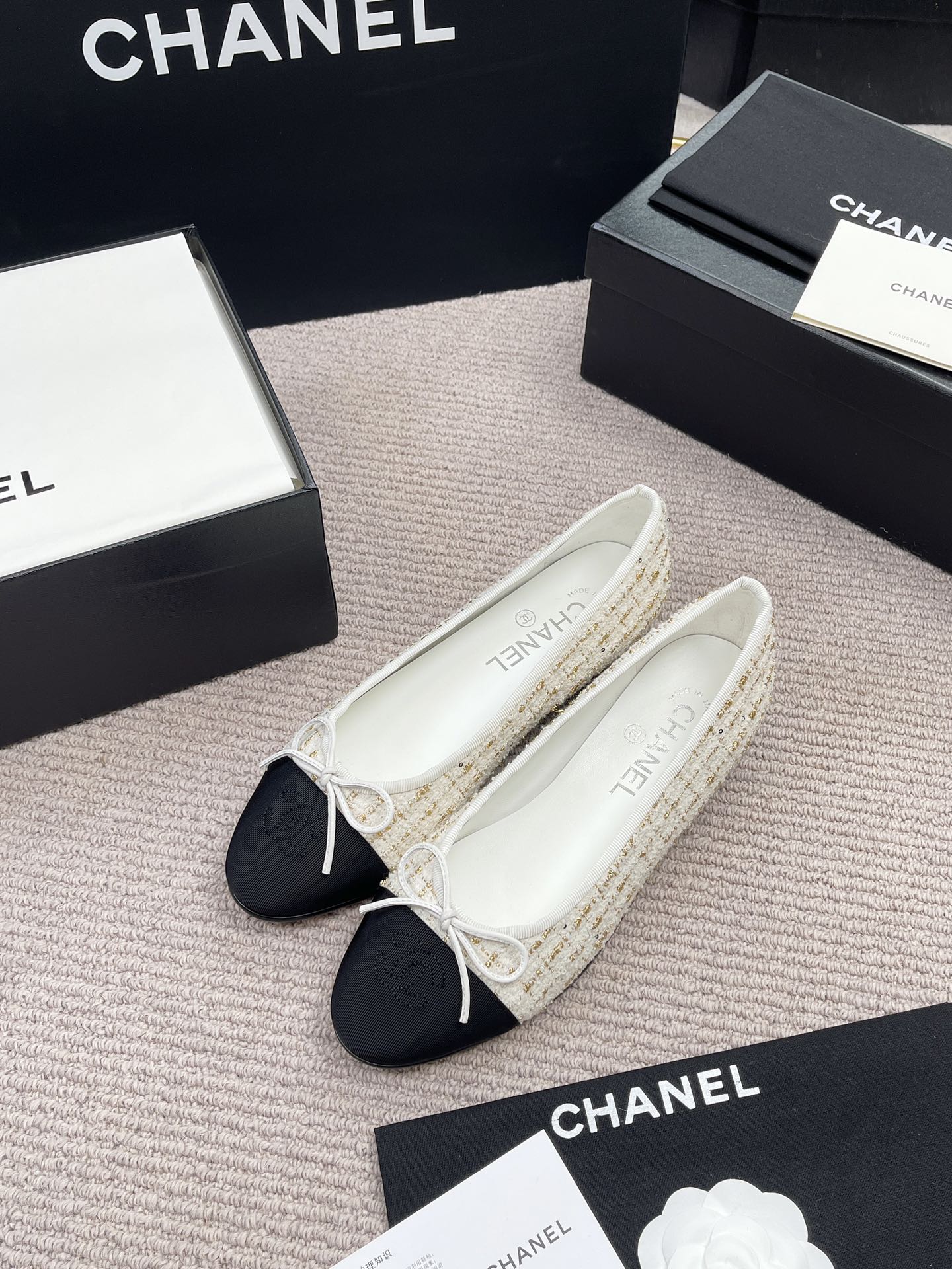 Женские балетки с твидом и контрастным носком Chanel