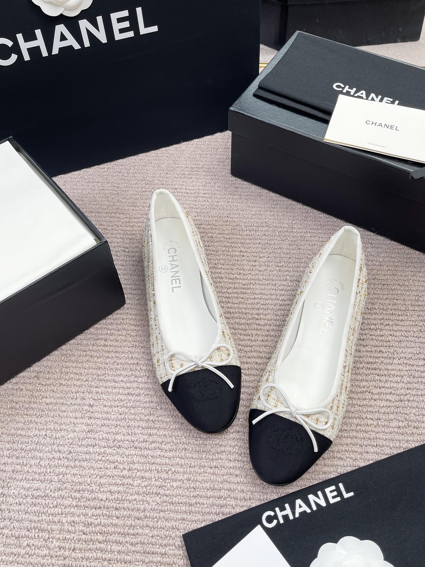 Женские балетки с твидом и контрастным носком Chanel