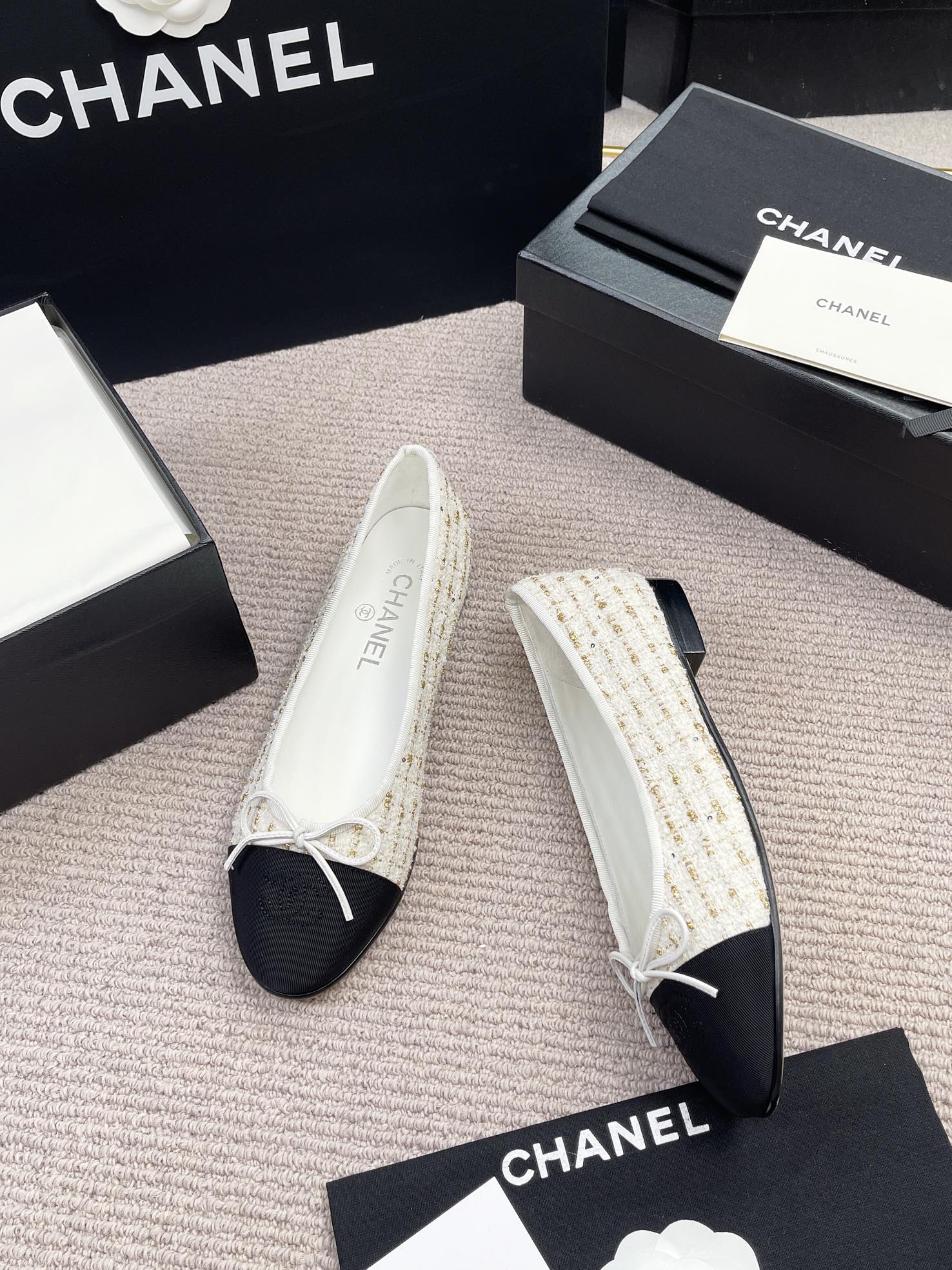 Женские балетки с твидом и контрастным носком Chanel