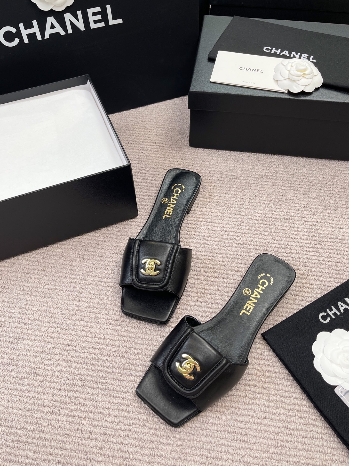 Сандалии женские черные кожаные с декоративным элементом Chanel