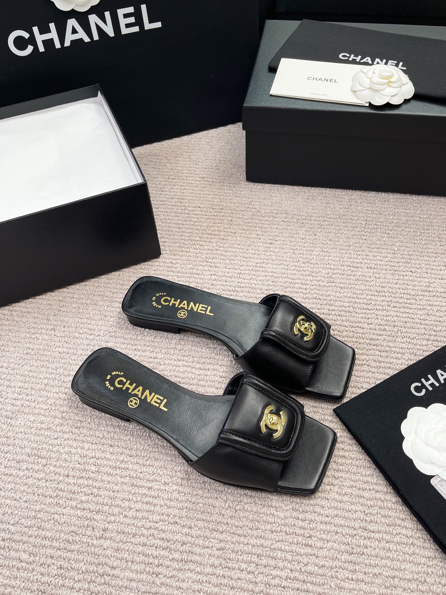 Сандалии женские черные кожаные с декоративным элементом Chanel