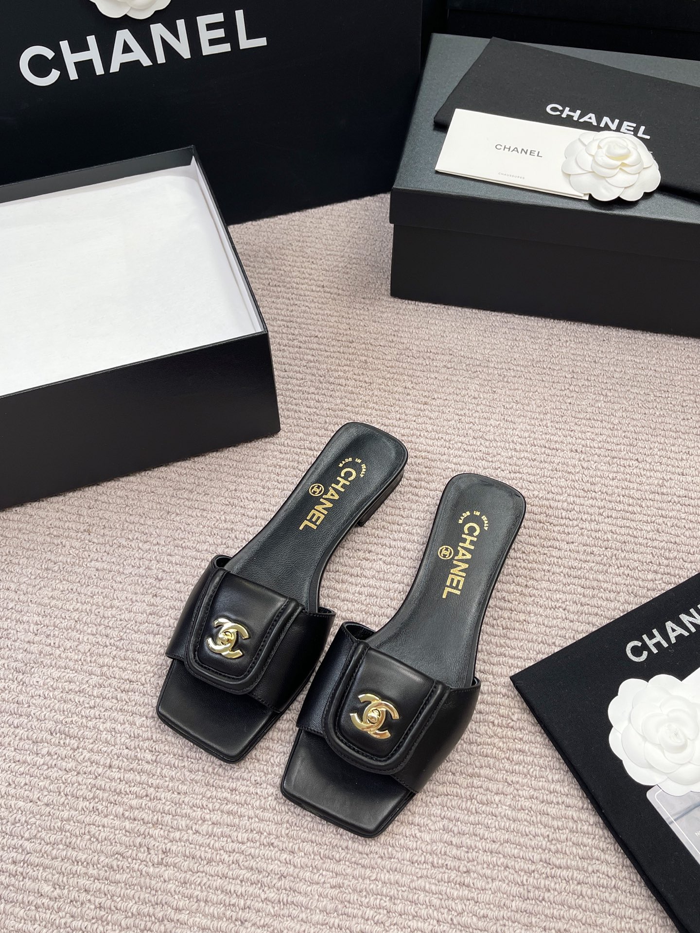 Сандалии женские черные кожаные с декоративным элементом Chanel