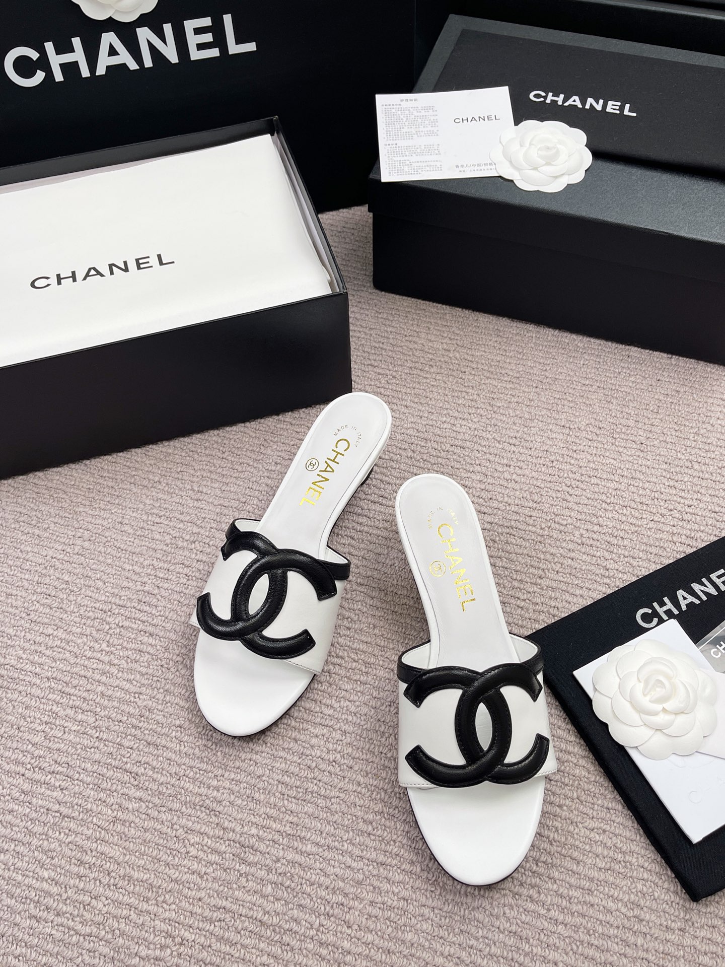 Женские босоножки с декоративным элементом Chanel