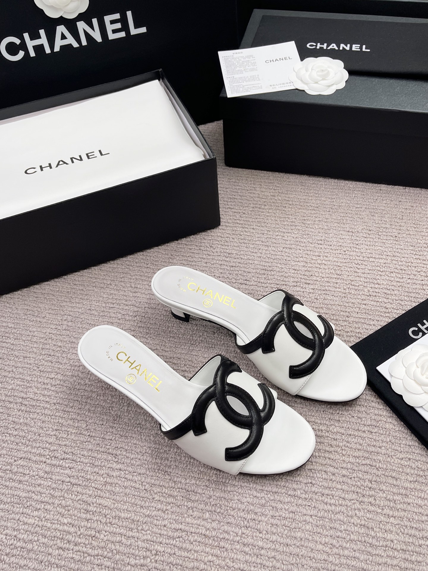 Женские босоножки с декоративным элементом Chanel