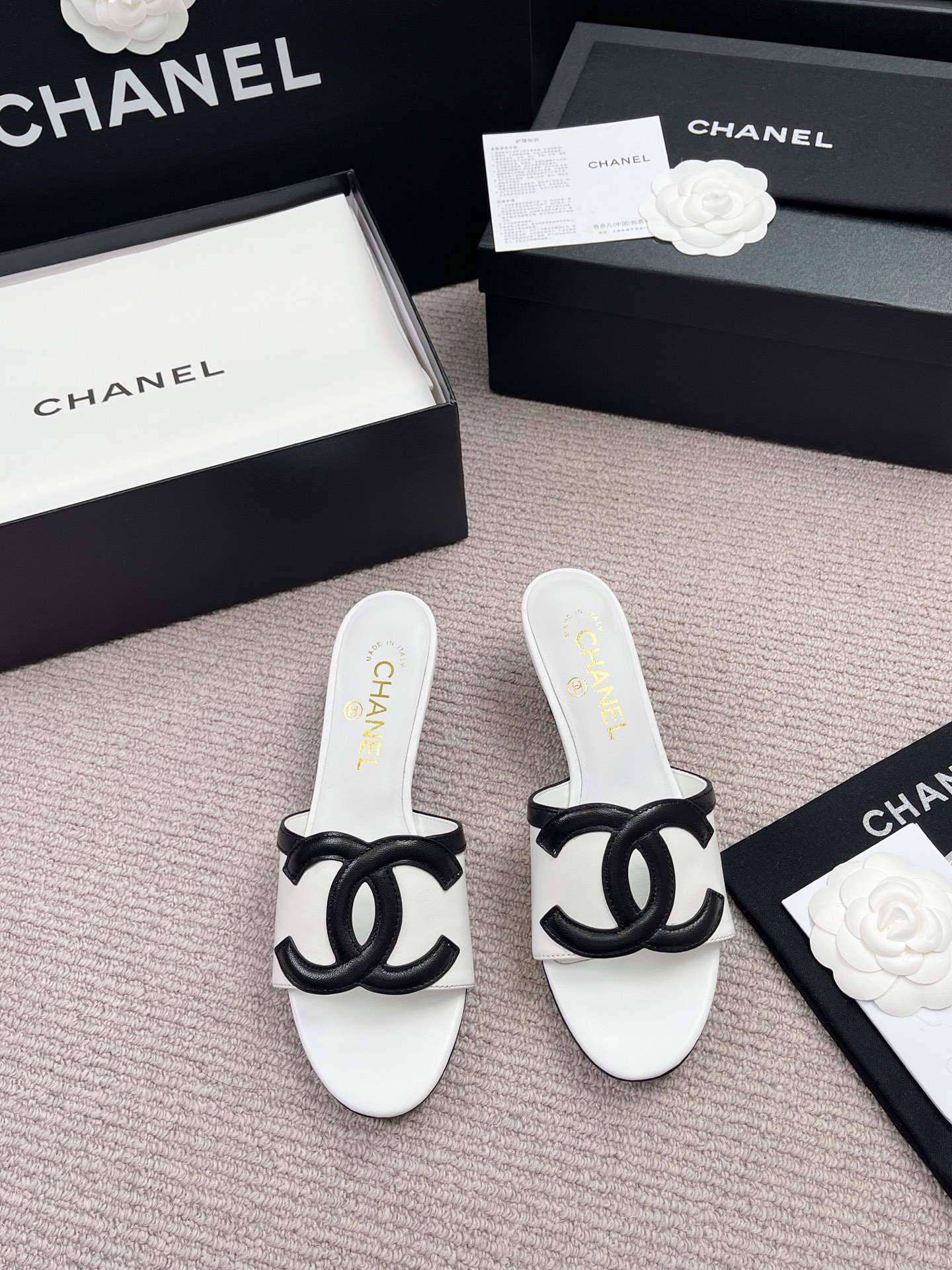 Женские босоножки с декоративным элементом Chanel