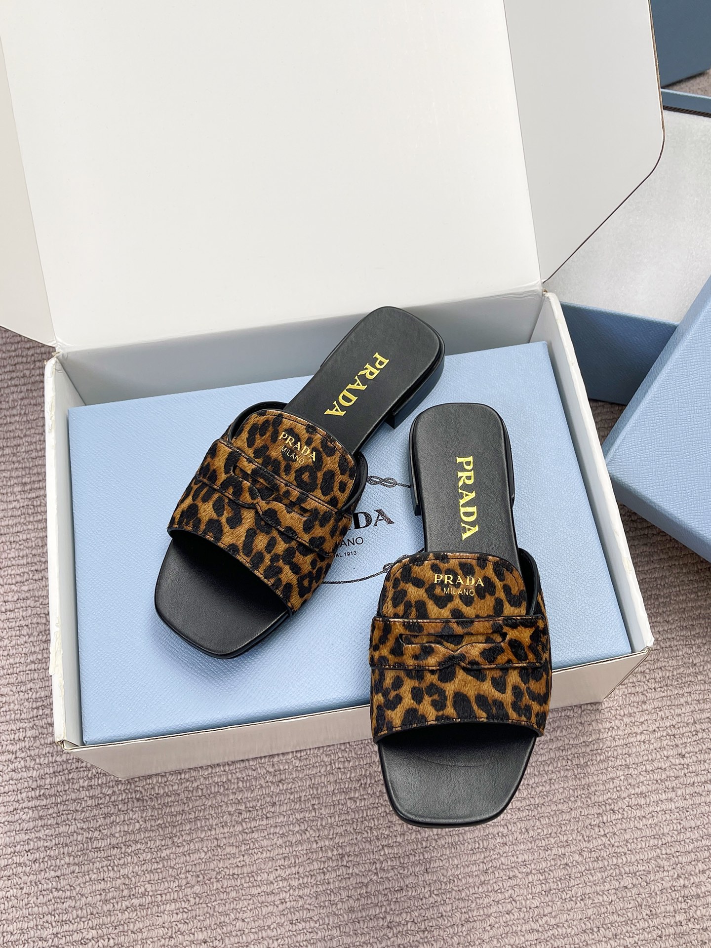NO:882215,Top quality with airplane case Prada 2026 spring and summer new Korean flat slippers. The slingback design adds lightness and breathability while retaining elegance. It is suitable for spring and summer seasons or indoor occasions, and also makes the retro shoe style more practical. The thick heel design ensures elegance while improving walking stability, solving the pain point of 'good-looking shoes are not easy to walk on'. Material - Customized cowhide/horse hair on the upper, sheepskin lining  Sole Italian injection molded leather outsole, size 35-39 (40.41 custom-made, non-returnable), slippers, prada, prada, slippers, cowhide, sheepskin, Leather soles19860909顶级品质 配飞机盒 Prada 普拉达2026春夏新款韩平底拖鞋 露跟设计在保留优雅感的同时增添了轻盈与透气感,适配春夏季节或室内场合,也让复古鞋型更具实穿性.采用粗跟设计,在保证优雅感的同时提升了行走稳定性,解决了“好看的鞋不好走”的痛点. 材质- 鞋面定制牛皮/马毛 内里羊皮 鞋底意大利注塑真皮大底 码数35-39（40.41定做不退换）,拖鞋,prada,prada,slippers,cowhide,sheepskin,Leather soles,Women's Shoes
