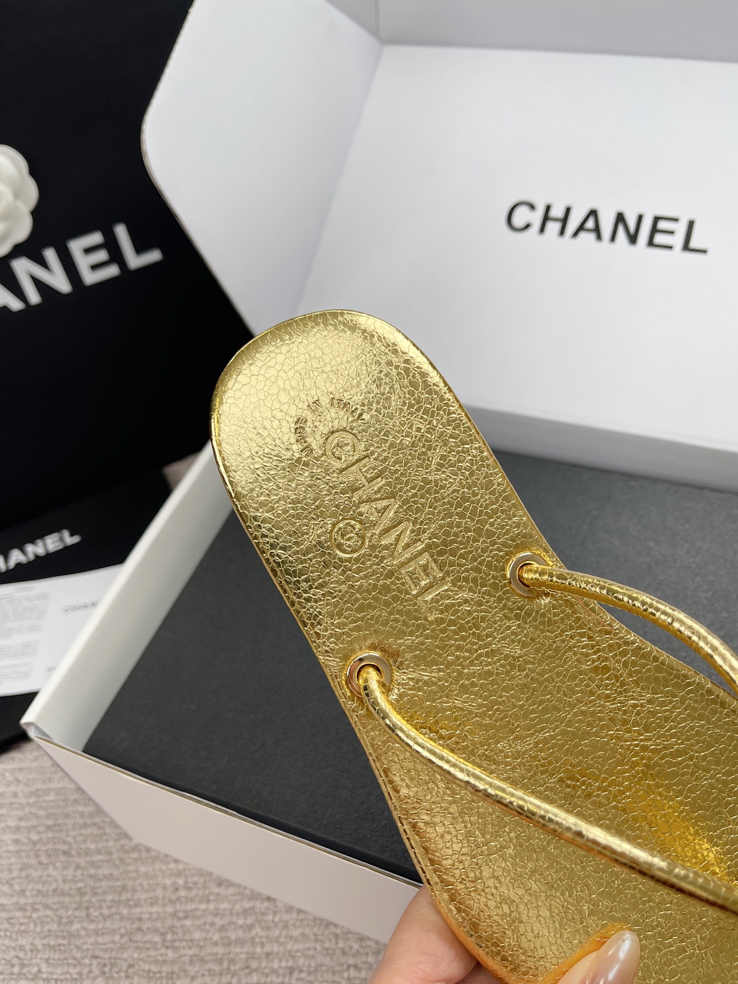 Женские золотые шлепанцы с логотипом двойного C Chanel