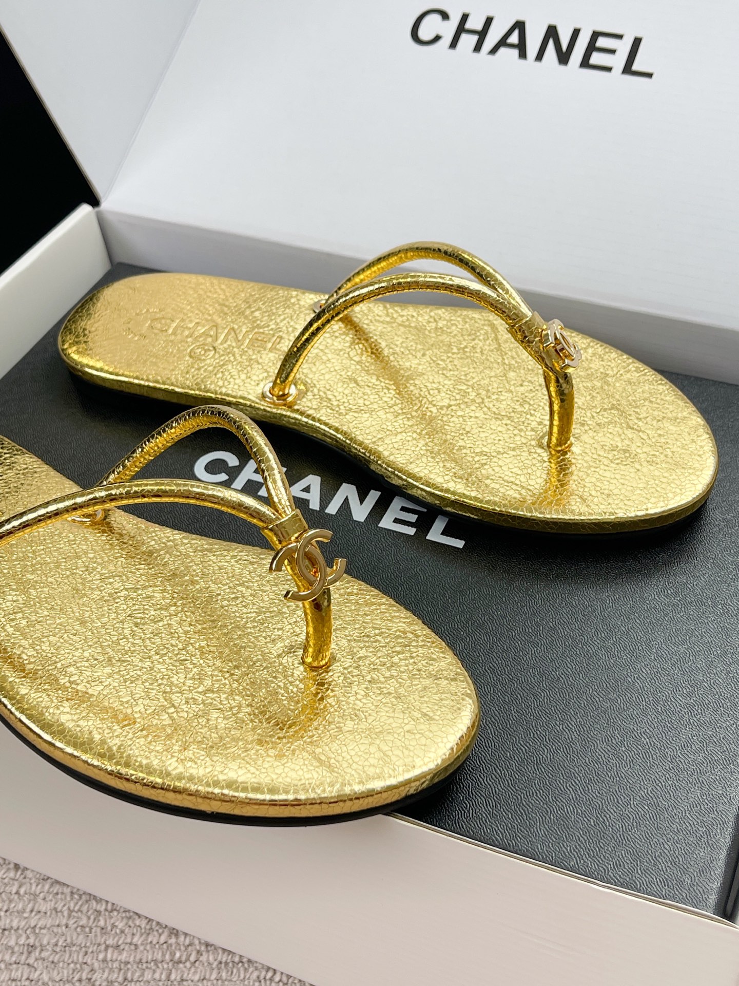 Женские золотые шлепанцы с логотипом двойного C Chanel