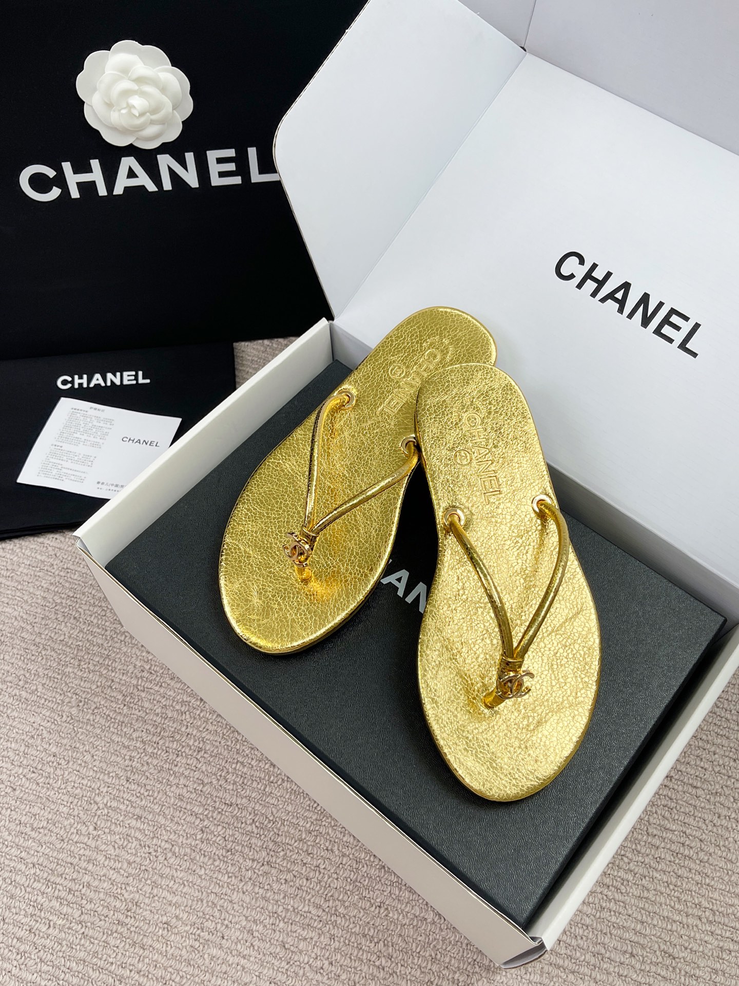 Женские золотые шлепанцы с логотипом двойного C Chanel