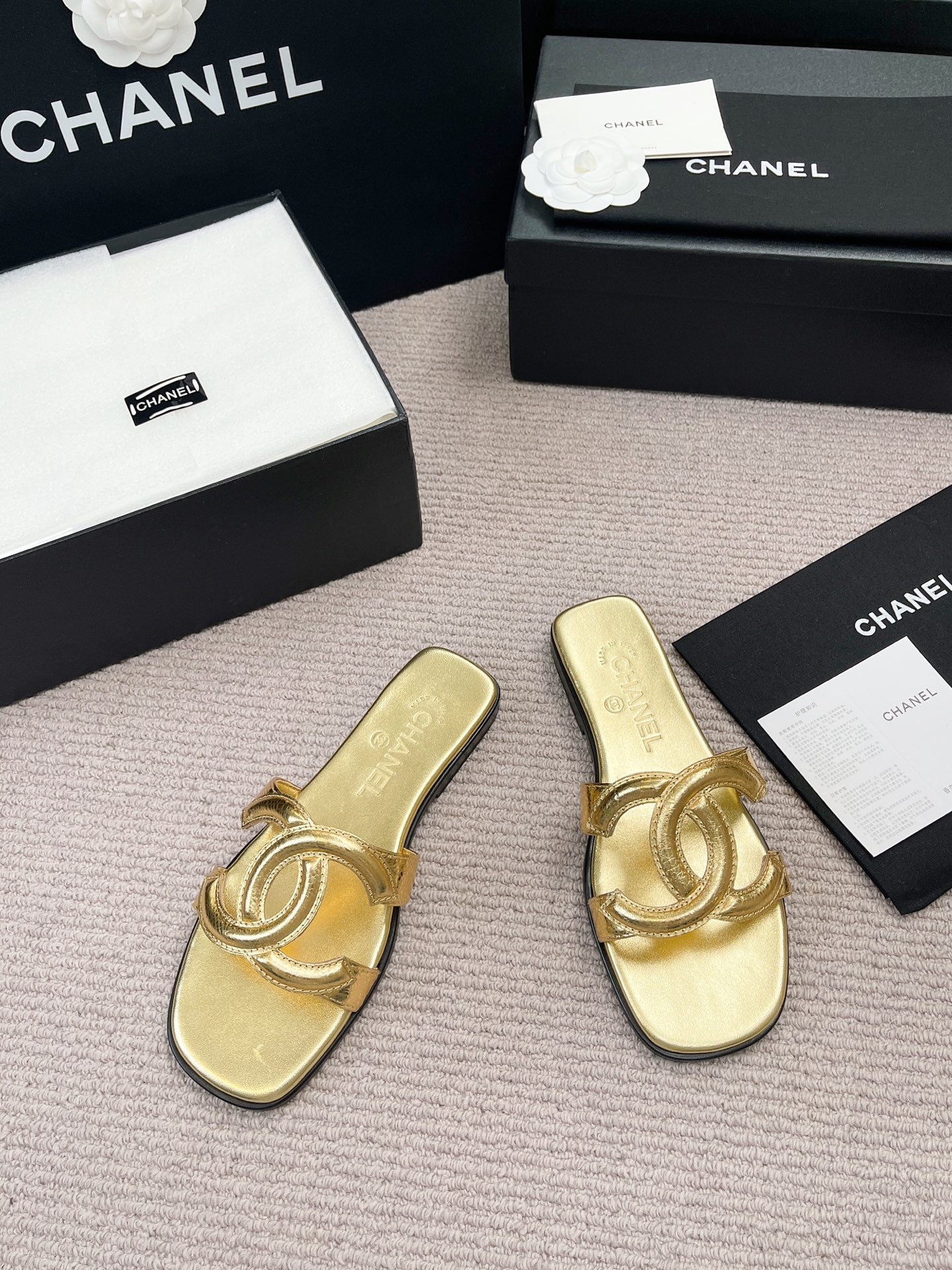 Женские золотые сандалии с логотипом двойного С Chanel