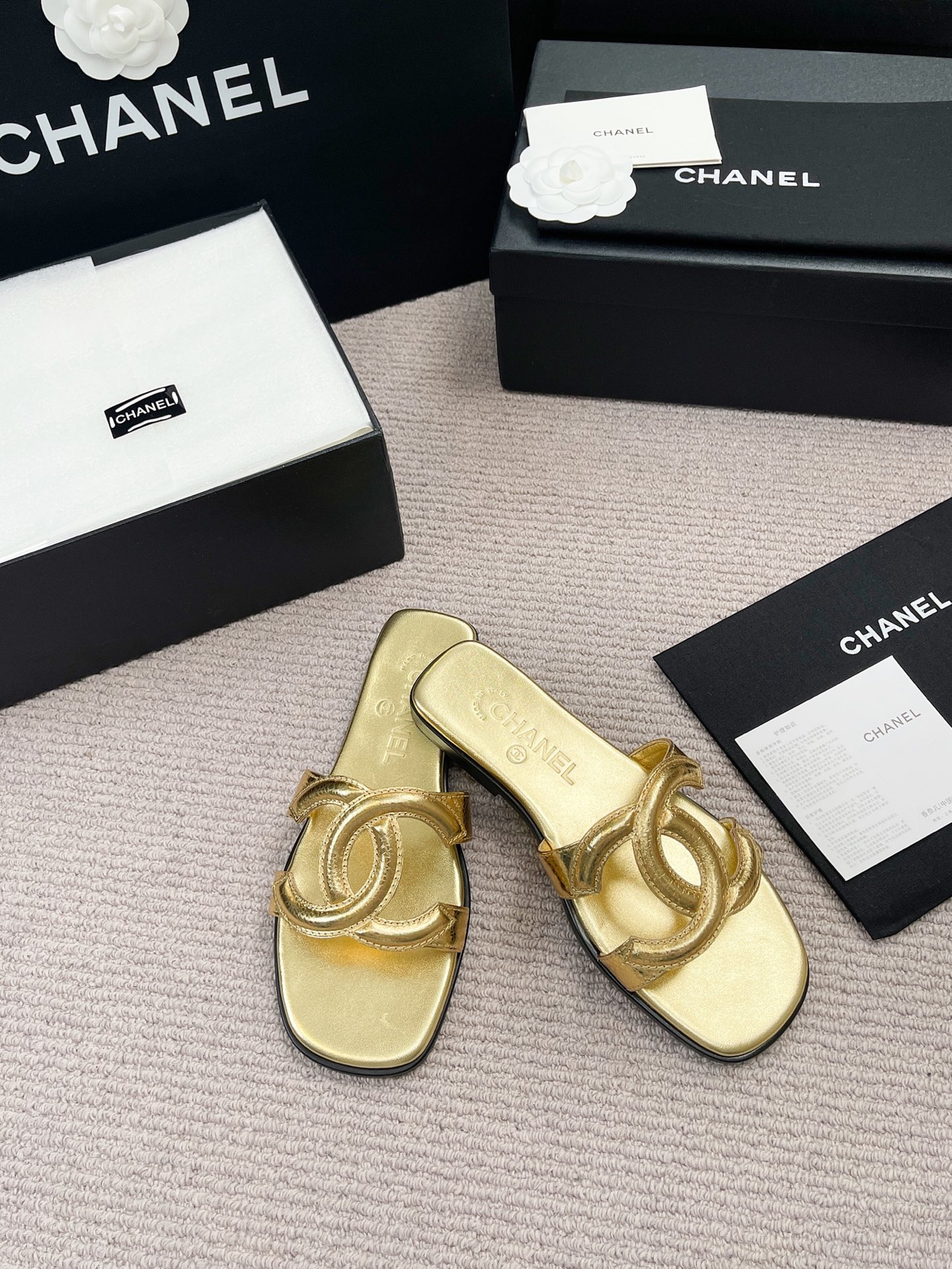 Женские золотые сандалии с логотипом двойного С Chanel