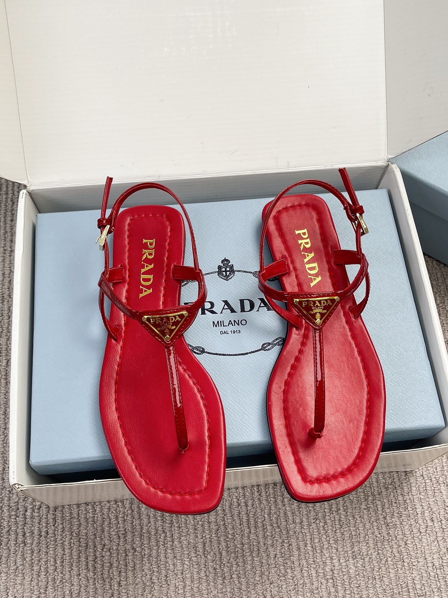 NO:882094,Top quality with airplane case Prada 2026 new classic triangle logo thong sandals. The metal triangle logo on the toe is the soul of the brand. It is engraved with the word Prada. The metal texture is exquisite and eye-catching, low-key and recognizable. It is the finishing touch of the entire pair of shoes!  Simple and fashionable, with a relaxed sense of luxury ~ Feel the summer-like high-end outfit ~ Material - The fabric is made of original customized leather. The inner foot pads are all mixed sheepskin. Italian imported cowhide outsole. Size 35-39 (40.41 customization is non-returnable and non-exchangeable). Split-toe shoes, prada, prada, sandals, cowhide, sheepskin19860909顶级品质 配飞机盒 Prada普拉达2026新品经典三角标夹趾凉鞋 鞋头的金属三角Logo是品牌灵魂,刻有Prada字样,金属质感精致亮眼,低调又有辨识度,是整双鞋的点睛之笔！简约即时髦 松弛的高级感～ 感受夏日感高级穿搭~ 材质- 面料采用原版定制皮料 内里垫脚均为混种羊皮 意大利进口牛皮大底 码数35-39（40.41定制不退不换）,分趾鞋,prada,prada,sandals,cowhide,sheepskin,Women's Shoes