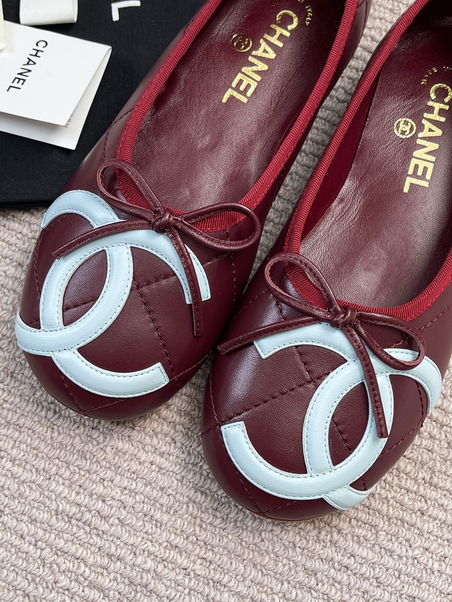 Женские балетки бордового цвета с контрастным декором на носке Chanel