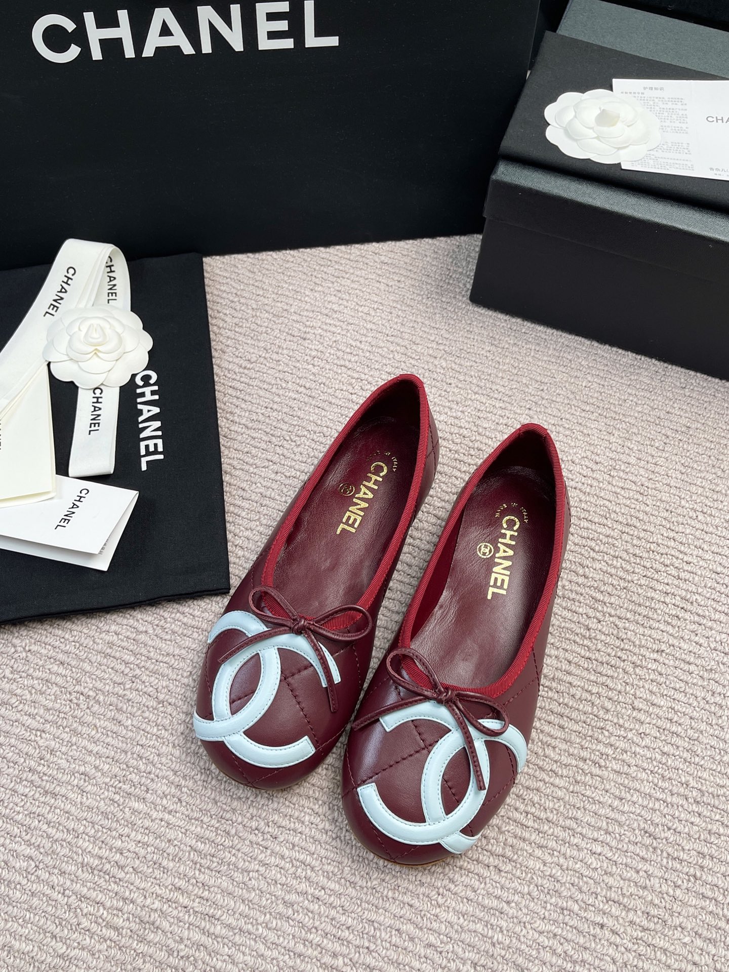 Женские балетки бордового цвета с контрастным декором на носке Chanel